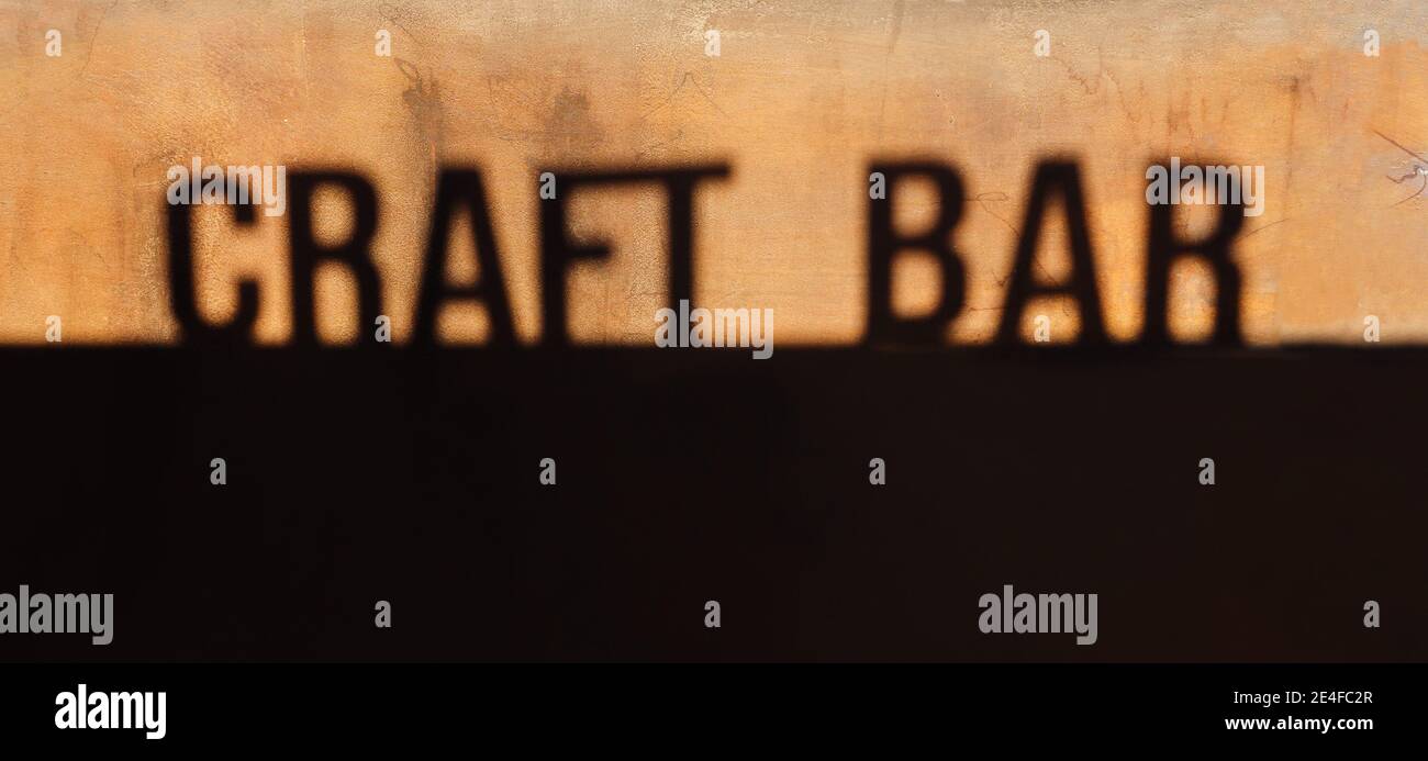 Volantino di design e poster per ristoranti locali con parole craft bar iscrizione in stile retrò o vintage e icona. Shadow letters scritto CRAFT BAR su Foto Stock