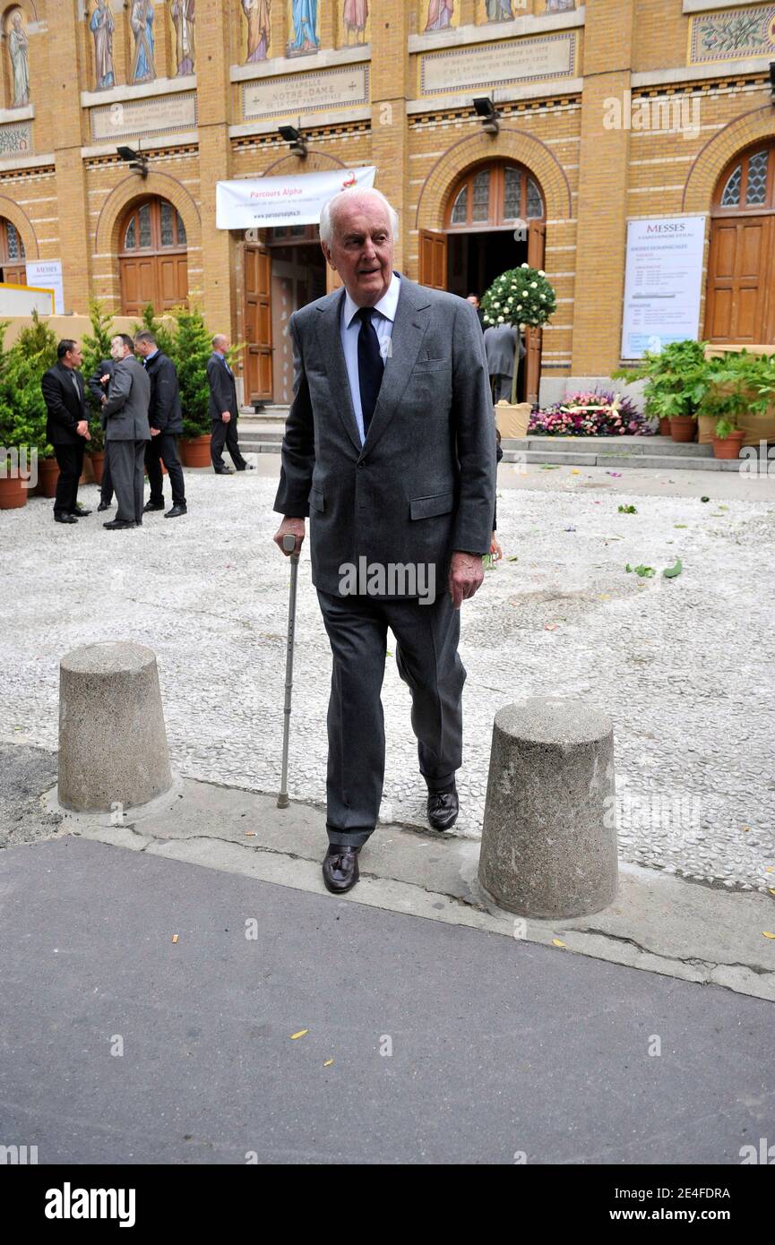Hubert de Givenchy assistere alla messa funeraria di Pierre-Christian Taittinger ex sindaco del 16 ° distretto di Parigi e ex senatore alla chiesa Saint Honore d'Eylau a Parigi, Francia il 1 ottobre 2009. Foto di Christophe Guibbaud/ABACAPRESS.COM Foto Stock