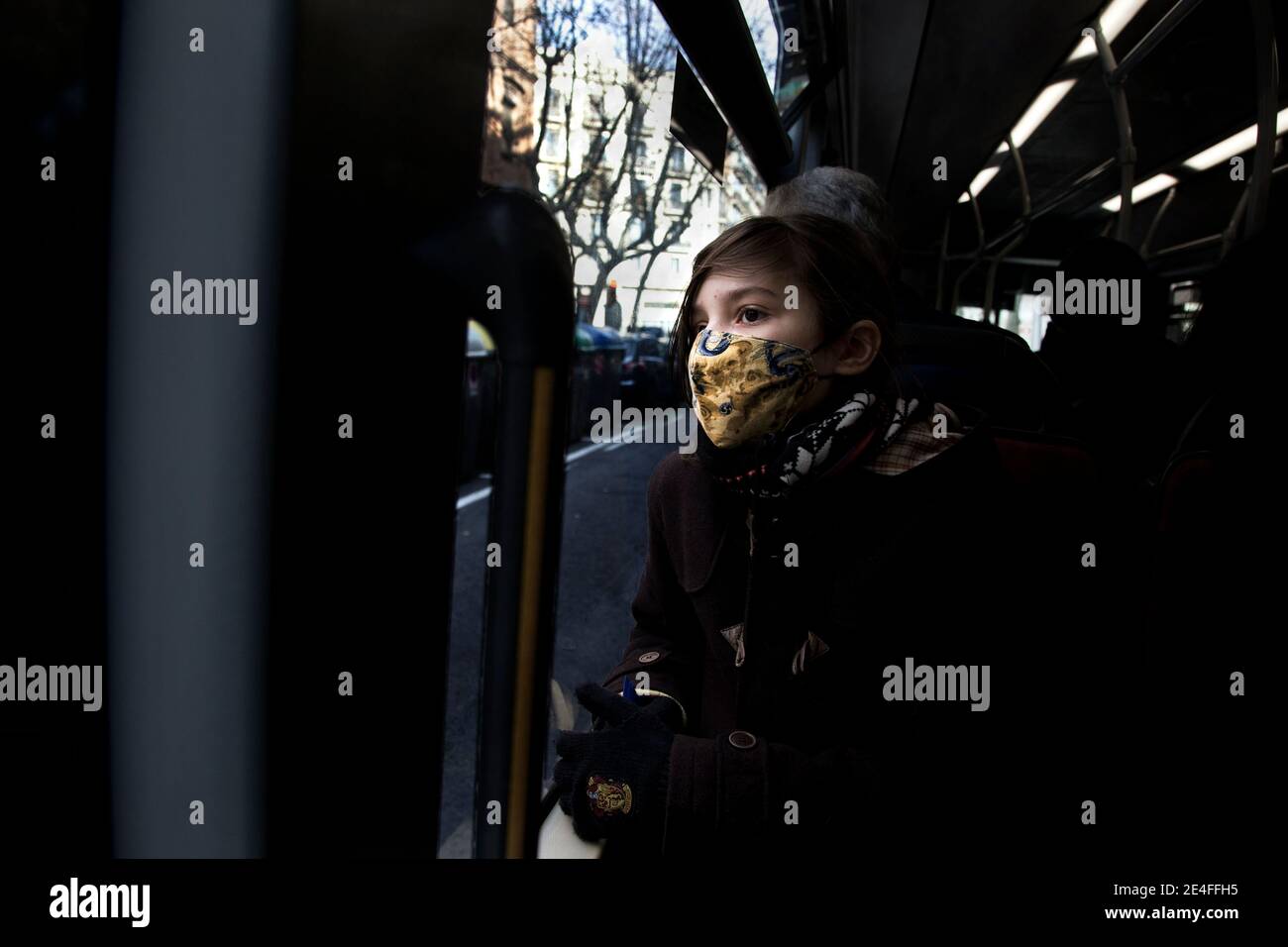 Ragazzo in autobus che guarda fuori dalla finestra, Barcellona, Spagna. Foto Stock