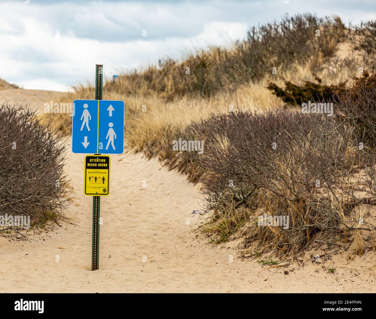 Un cartello su una spiaggia sull'oceano che indica come usare un sentiero per la spiaggia Foto Stock