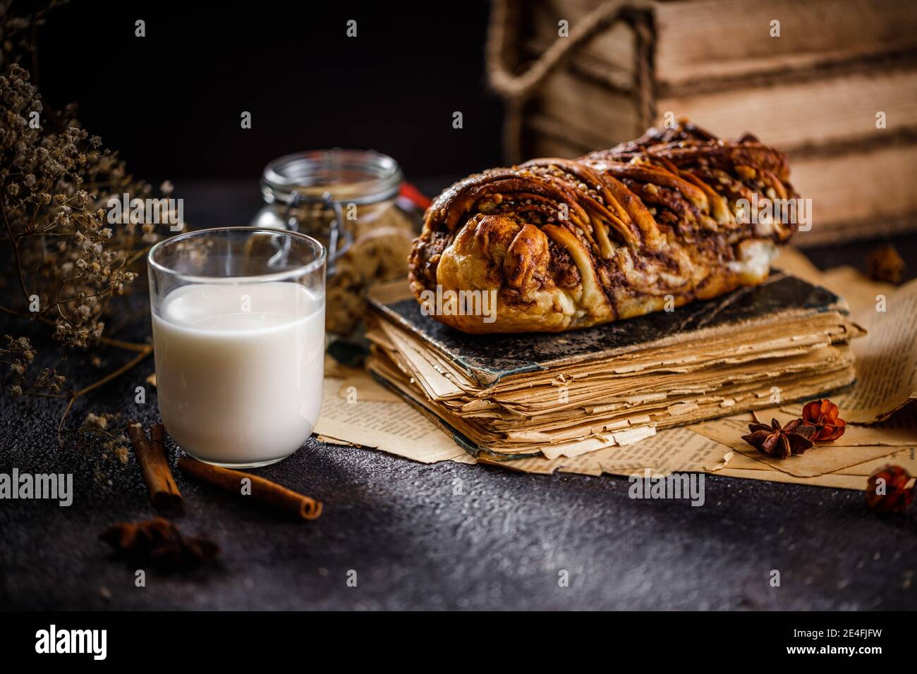 Brioche a vortice o torta tradizionale di babka polacca Foto Stock