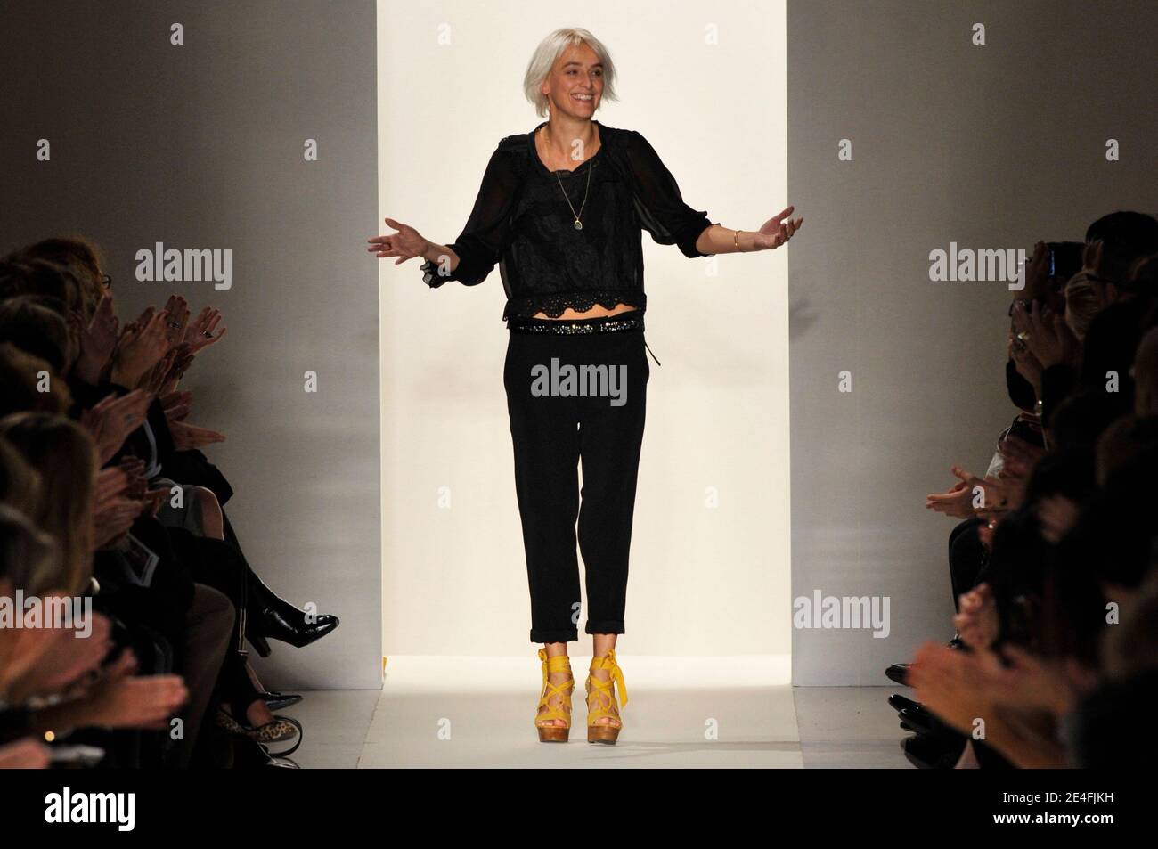 La stilista Vanessa Bruno si presenta alla fine della mostra della collezione Primavera-Estate 2010 Ready-to-Wear tenutasi al Palais de Chaillot di Parigi, Francia, il 5 ottobre 2009. Foto di Christophe Guibbaud/ABACAPRESS.COM Foto Stock
