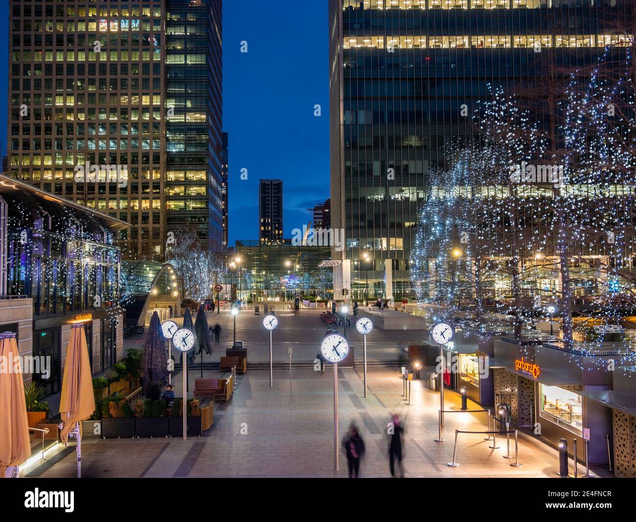Londra, Inghilterra, Regno Unito - 23 gennaio 2021: Piazza del mercato della città illuminata dalla decorazione delle luci durante le vacanze di Natale di notte, nella zona di Canary Wharf Foto Stock