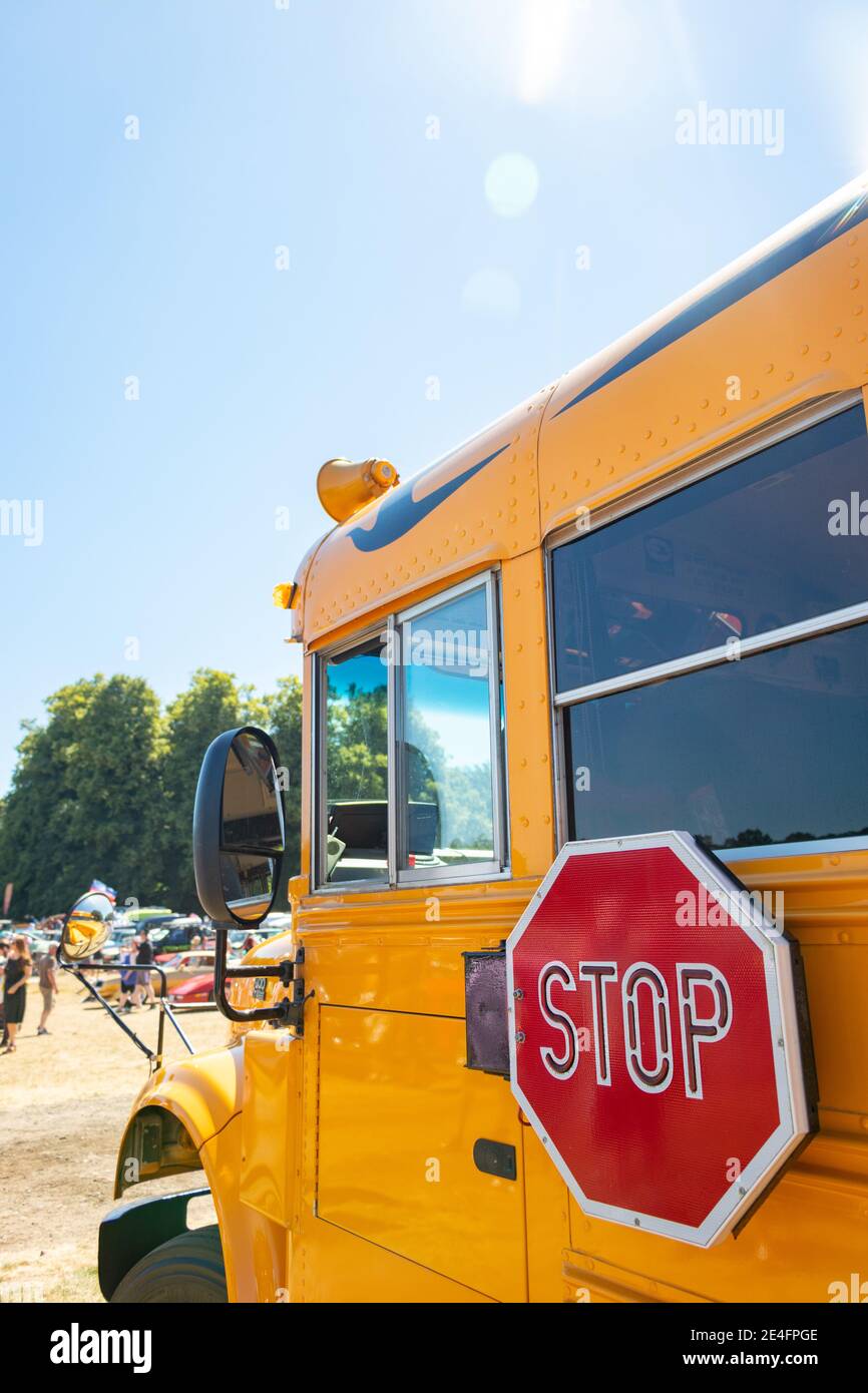 Dettaglio del segnale di fermata giallo American School bus Foto Stock