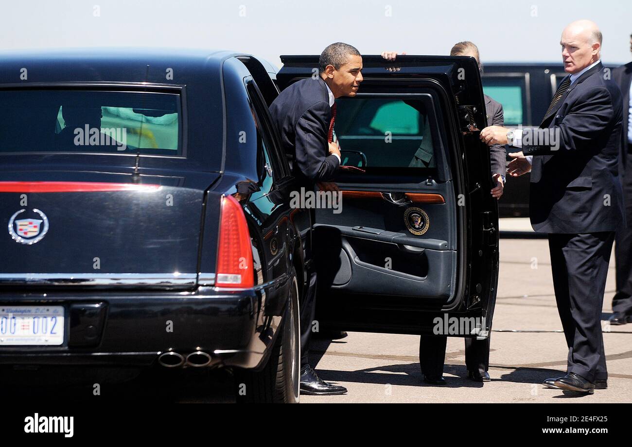 Gli agenti di servizio segreti stanno in guardia mentre il presidente Obama arriva all'aeroporto di Sky Harbor a Phoenix, Arizona, USA il 17 agosto 2009, prima di salire a bordo di Air Force One. Foto di Olivier Douliery/ABACAPRESS.COM Foto Stock