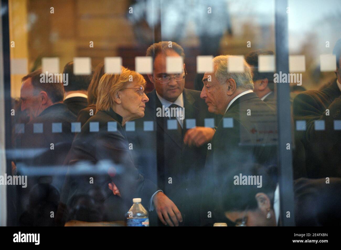 Dominique Strauss-Kahn discute avec Marylise Lebranchu apres avoir assiste au mariage de Jean-Christophe Cambadelis, mairie du 19eme circondario di Parigi, Francia le 15 ottobre 2009. Foto Mousse/ABACAPRESS.COM Foto Stock