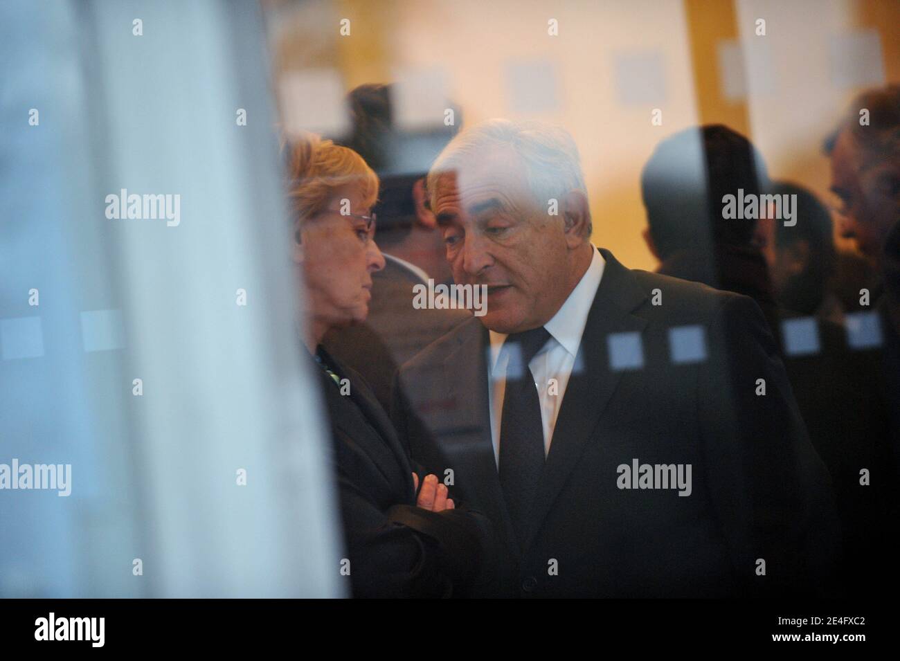 Dominique Strauss-Kahn discute avec Marylise Lebranchu apres avoir assiste au mariage de Jean-Christophe Cambadelis, mairie du 19eme circondario di Parigi, Francia le 15 ottobre 2009. Foto Mousse/ABACAPRESS.COM Foto Stock