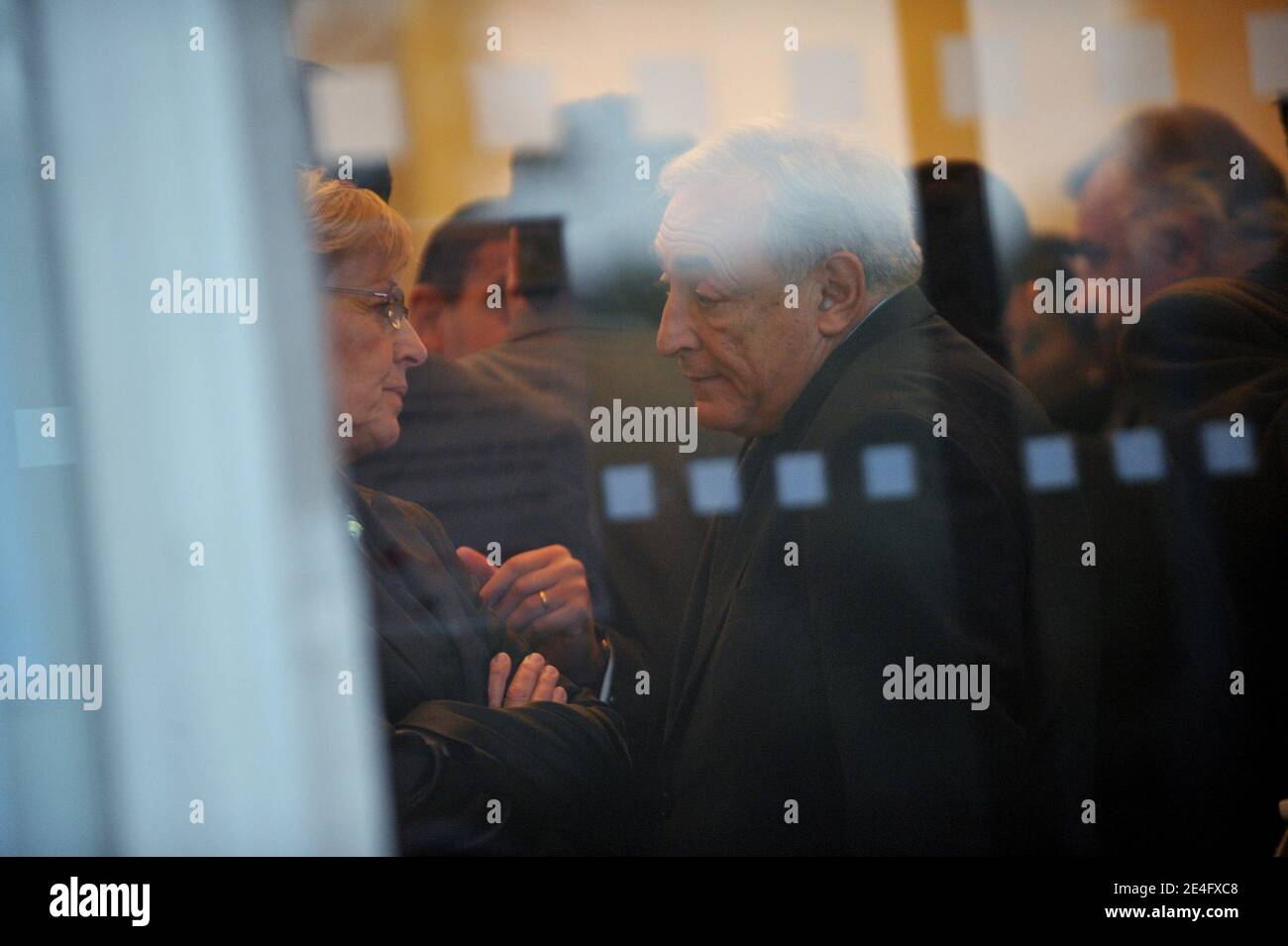 Dominique Strauss-Kahn discute avec Marylise Lebranchu apres avoir assiste au mariage de Jean-Christophe Cambadelis, mairie du 19eme circondario di Parigi, Francia le 15 ottobre 2009. Foto Mousse/ABACAPRESS.COM Foto Stock