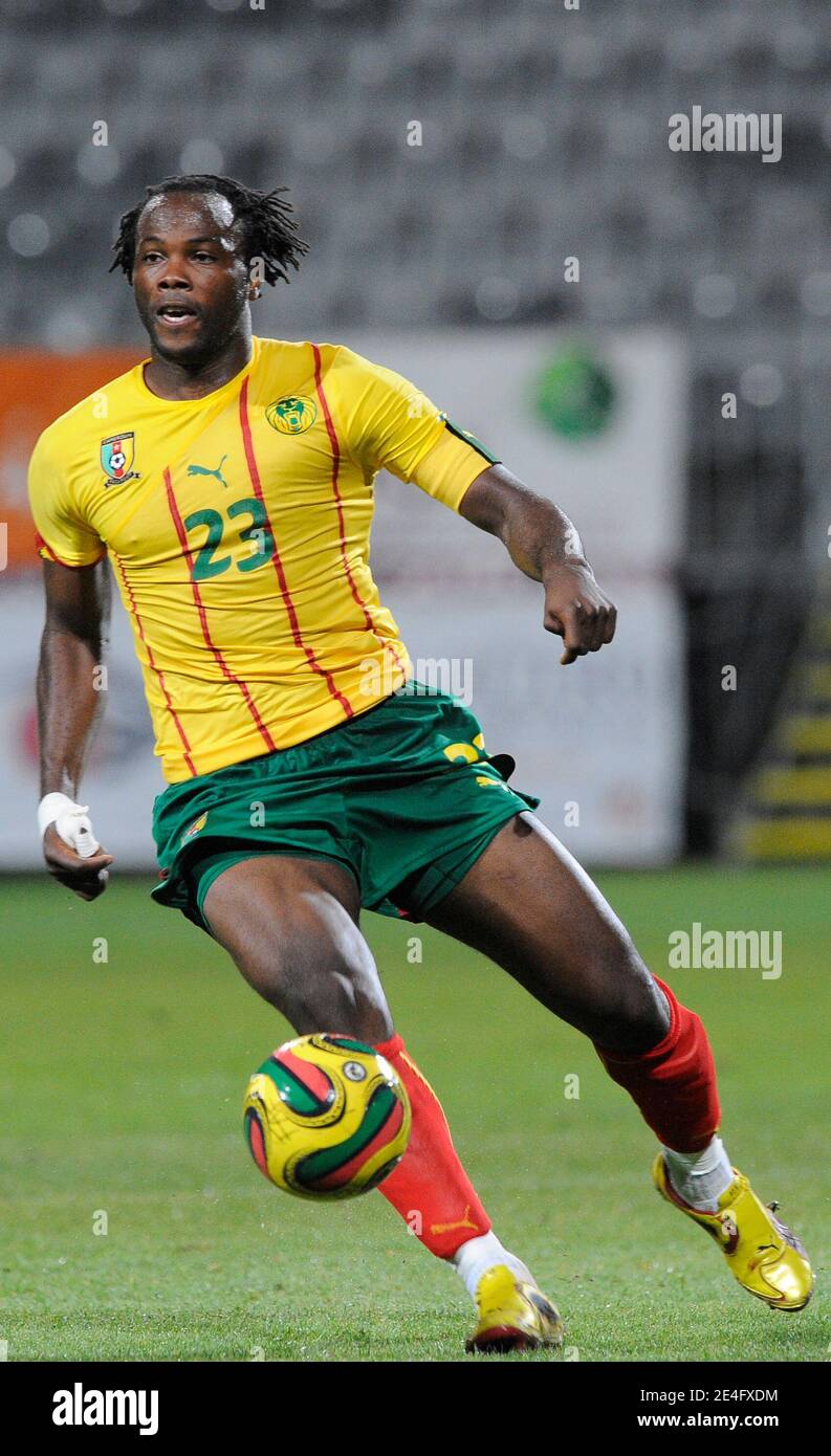 Stephane Bikey del Camerun durante una partita di calcio amichevole, Camerun contro Angola a Olhao, Portogallo il 14 ottobre 2009. La partita si è conclusa con un sorteggio di 1-1. Foto di Henri Szwarc/ABACAPRESS.COM Foto Stock