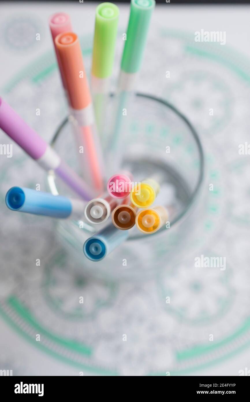 Penne da colorare e libro da colorare per rivivere lo stress durante il blocco giù Foto Stock