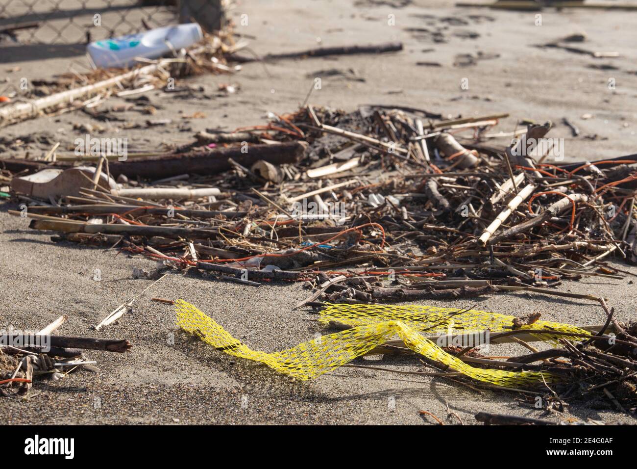 Plastica inquinante riversata sul litorale dopo ogni maregiata Foto Stock