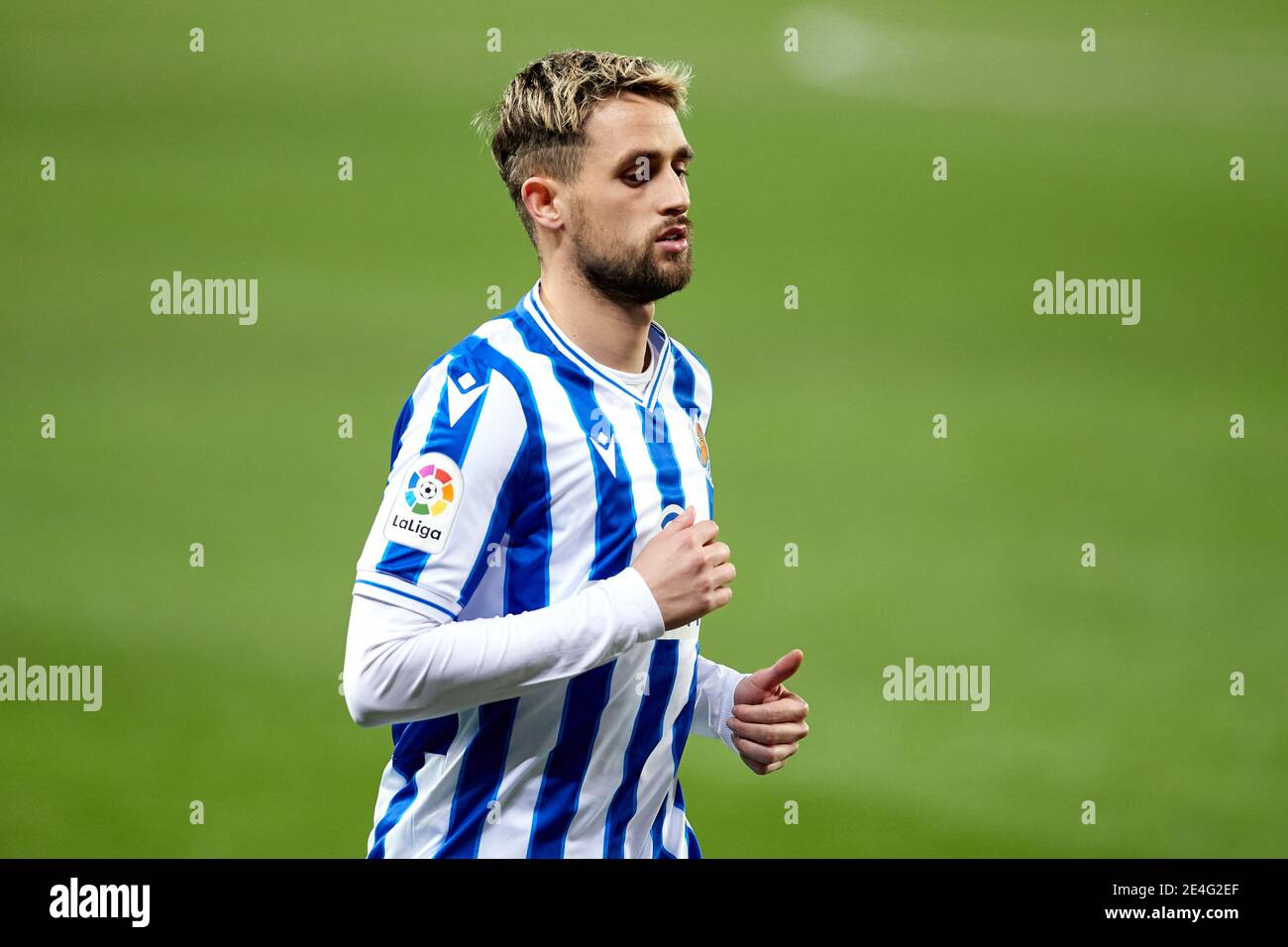 San Sebastian, Spagna. 23 gennaio 2021. Adnan Januzaj di Real Sociedad CF guarda sopra durante la Liga partita tra Real Sociedad CF e Real Betis Balompie giocato alla Reale Arena. Credit: Ion Alcoba/Capturasport/Alamy Live News Foto Stock