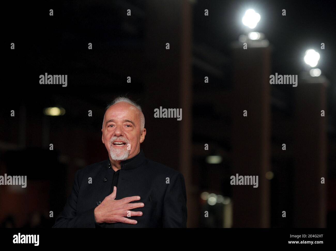Lo scrittore brasiliano Paulo Coelho si pone sul capetto rosso per la presentazione del film 'Paulo Coelho's - The Experimental Witch' al 4° Festival del Cinema di Roma, a Roma. Ottobre 20,2009. Foto di ABACAPRESS.COM Foto Stock