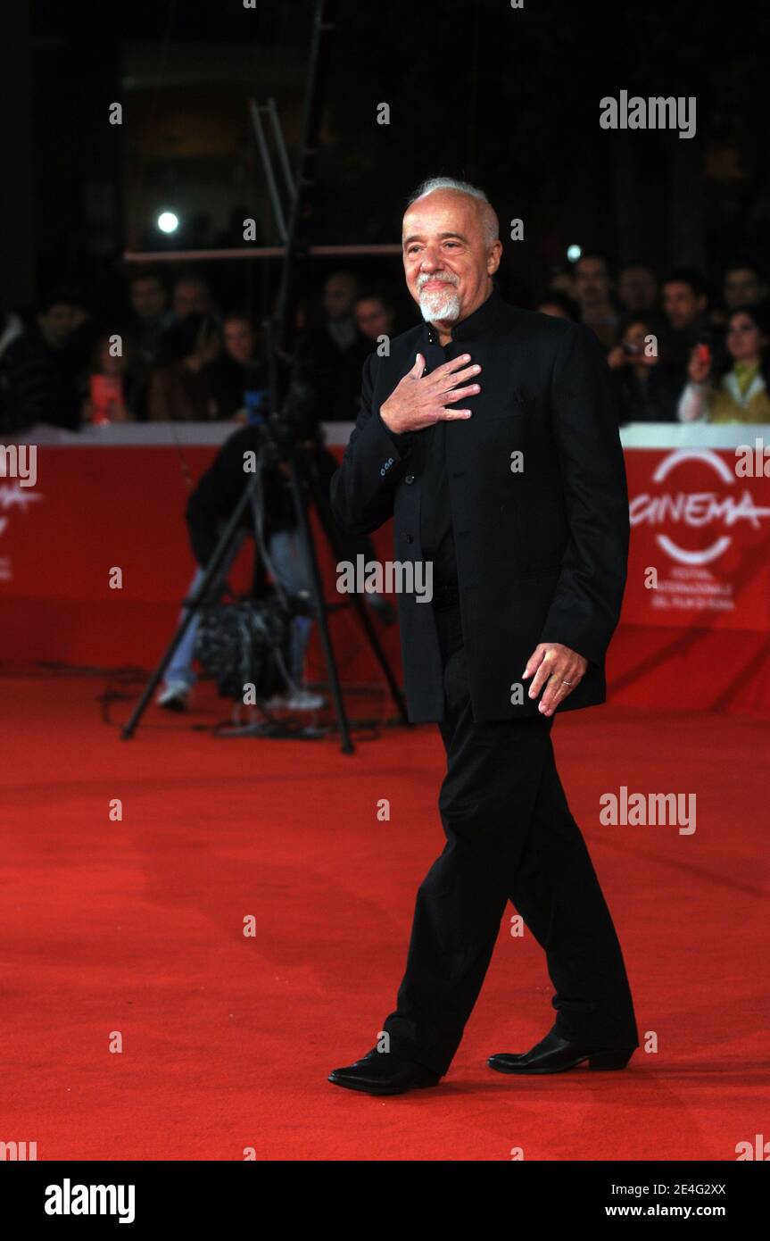 Lo scrittore brasiliano Paulo Coelho si pone sul capetto rosso per la presentazione del film 'Paulo Coelho's - The Experimental Witch' al 4° Festival del Cinema di Roma, a Roma. Ottobre 20,2009. Foto di ABACAPRESS.COM Foto Stock