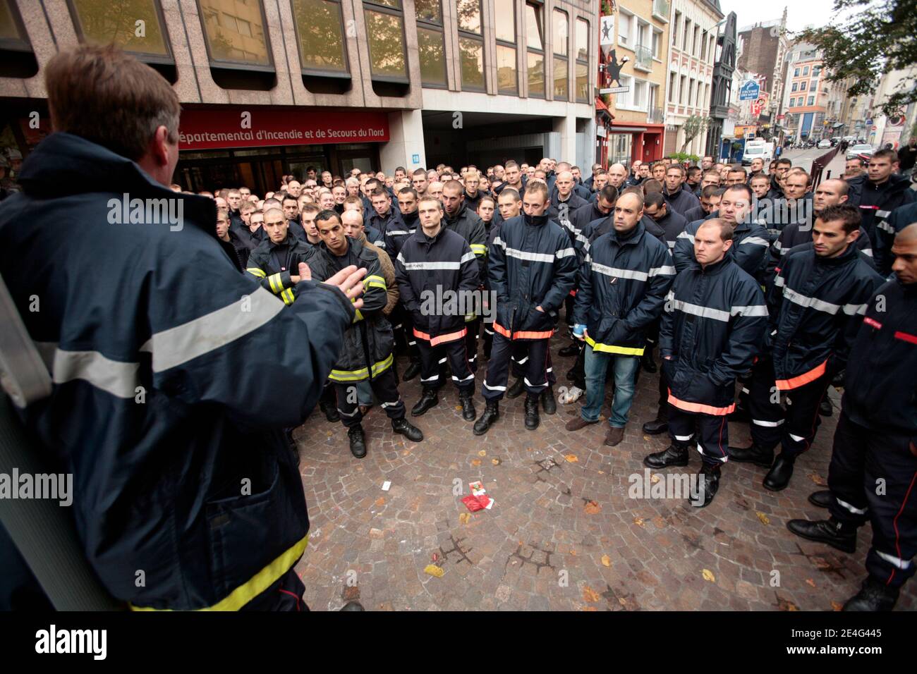 Manifestazione dei vigili del fuoco a Lille, nel nord della Francia, il 22 ottobre 2009. I vigili del fuoco del Nord si dimostrano contro il degrado delle loro condizioni di lavoro e la messa in discussione dei loro diritti. Foto di Mikael Libert/ABACAPRESS.COM Foto Stock