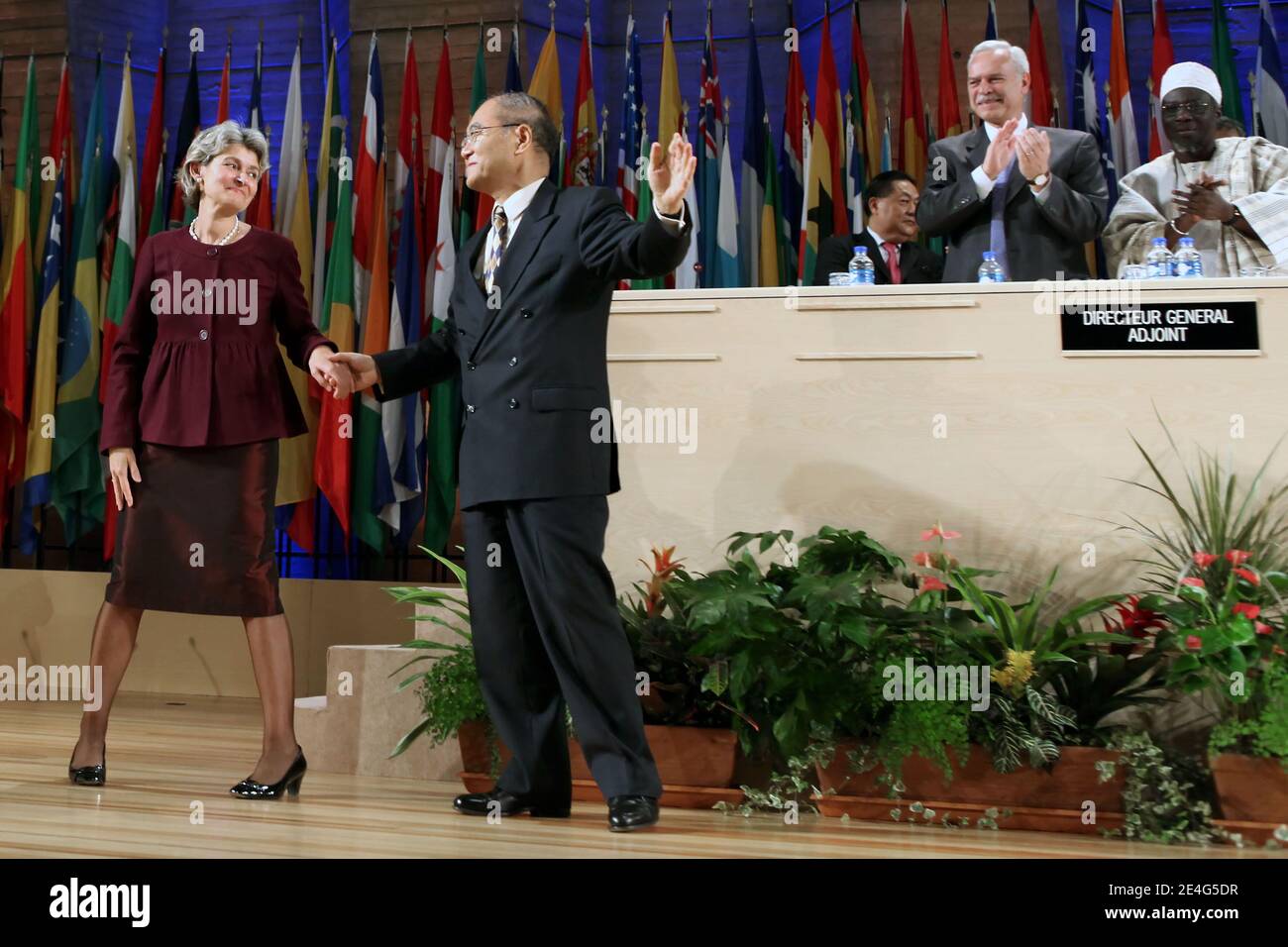 La cerimonia di investitura di Irina Bokova si è svolta il 23 ottobre 2009, ultimo giorno della 35a sessione della Conferenza Generale a Parigi, Francia. Il Direttore Generale eletto ha parlato del "nuovo umanesimo" che intende promuovere. Irina Bokova diventa la prima donna a ricoprire il posto dalla fondazione dell'organizzazione nel 1945. L'ex Direttore Generale dell'UNESCO, il giapponese Koichiro Matsuura si congratula con Irina Bokova Photo by Stephane Lemouton/ABACAPRESS.COM Foto Stock