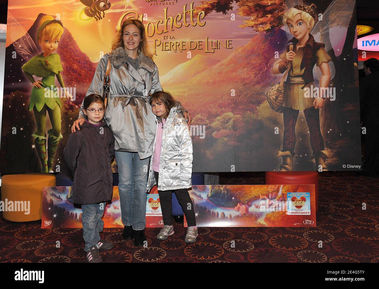 Alexandra Vandernoot e la figlia frequentano la prima di 'Fee Clochette' a Dysneyland Parigi, Francia, il 25 ottobre 2009. Foto di Giancarlo Gorassini/ABACAPRESS.COM Foto Stock