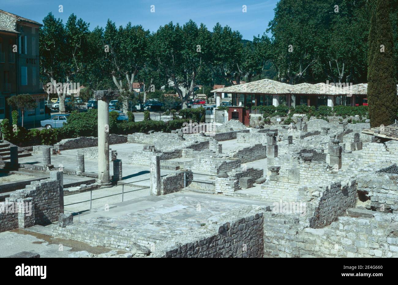 Rovine di insediamento romano a Vaison-la-Romaine, città nella regione Provenza-Alpi-Côte Azzurra, nel sud-est della Francia. Casa di Messii. Scansione di archivio da un vetrino. Giugno 1975. Foto Stock