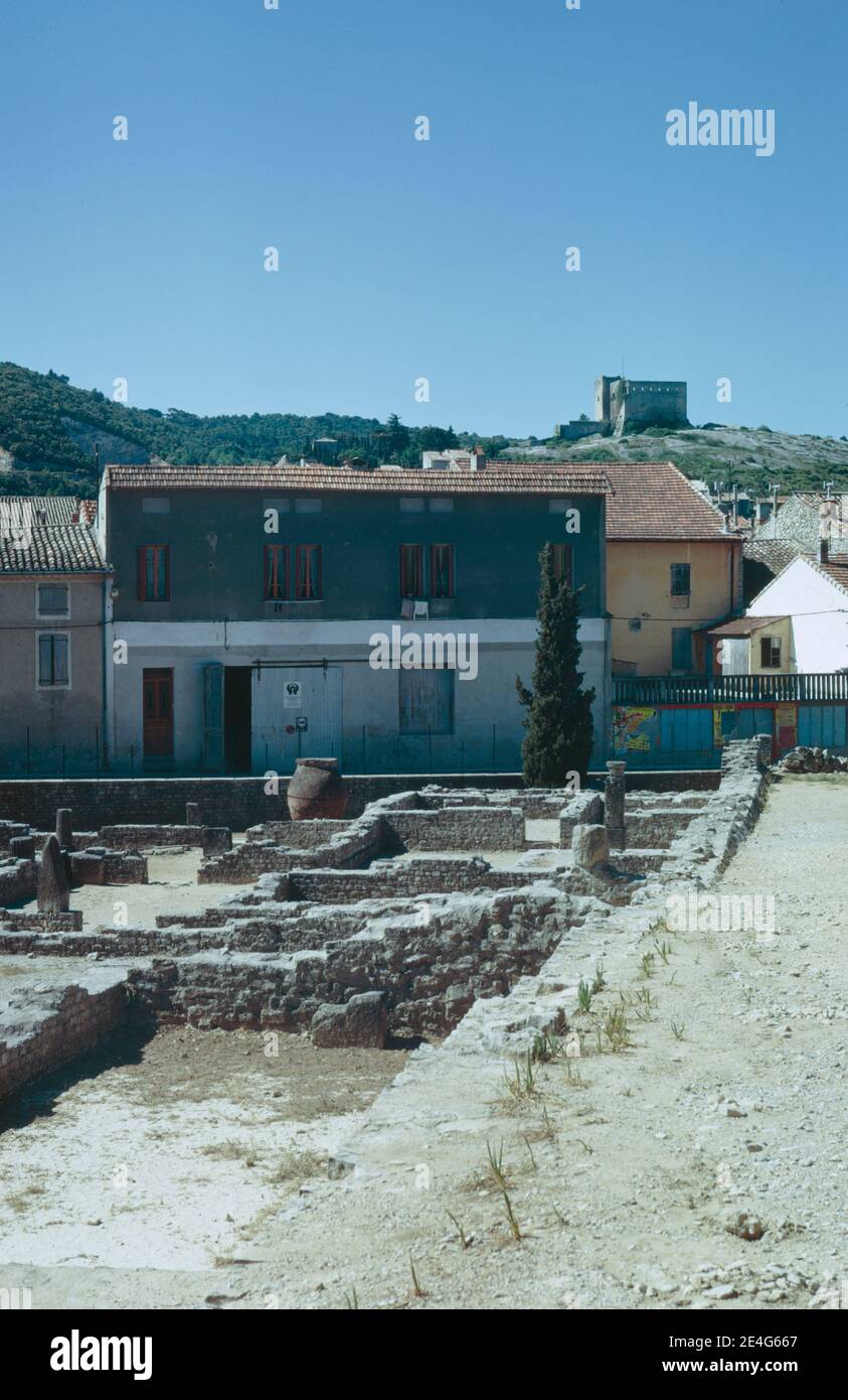 Rovine di insediamento romano a Vaison-la-Romaine, città nella regione Provenza-Alpi-Côte Azzurra, nel sud-est della Francia. Officine o magazzini. Scansione di archivio da un vetrino. Giugno 1975. Foto Stock