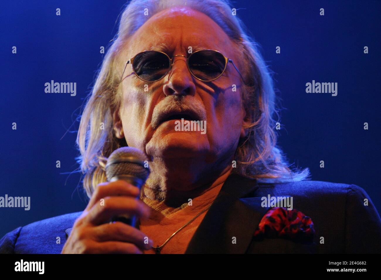 Il cantante francese Christophe suona dal vivo durante la "Fiesta Des Suds" a Marsiglia, in Francia, il 24 ottobre 2009. Foto di Audrey Morant/ABACAPRESS.COM Foto Stock