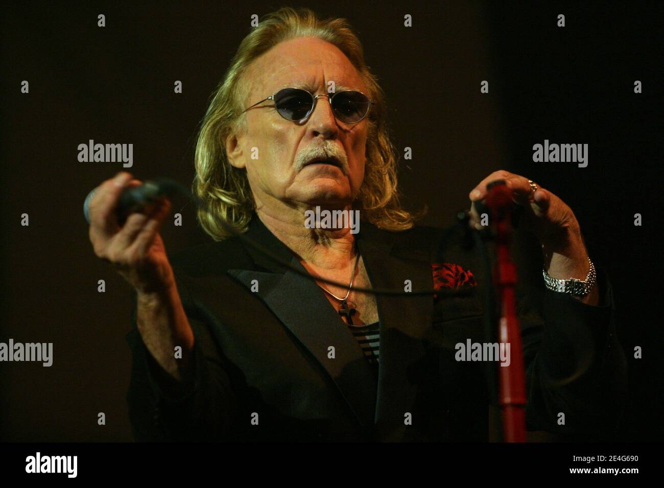 Il cantante francese Christophe suona dal vivo durante la "Fiesta Des Suds" a Marsiglia, in Francia, il 24 ottobre 2009. Foto di Audrey Morant/ABACAPRESS.COM Foto Stock