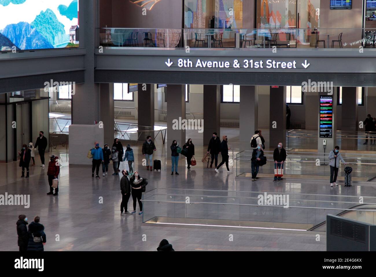 New York, Stati Uniti. 23 gennaio 2021 - New York City, New York, Stati Uniti: I passeggeri attraversano il nuovo municipio ferroviario Daniel Patrick Moynihan di New York il 23 gennaio. La hall è un'espansione della Pennsylvania Station di New York City nell'adiacente edificio James A. Farley, l'ex ufficio postale principale della città, e il grande lucernario offre un'atmosfera aperta e ariosa. Credit: Adam Stoltman/Alamy Live News Foto Stock