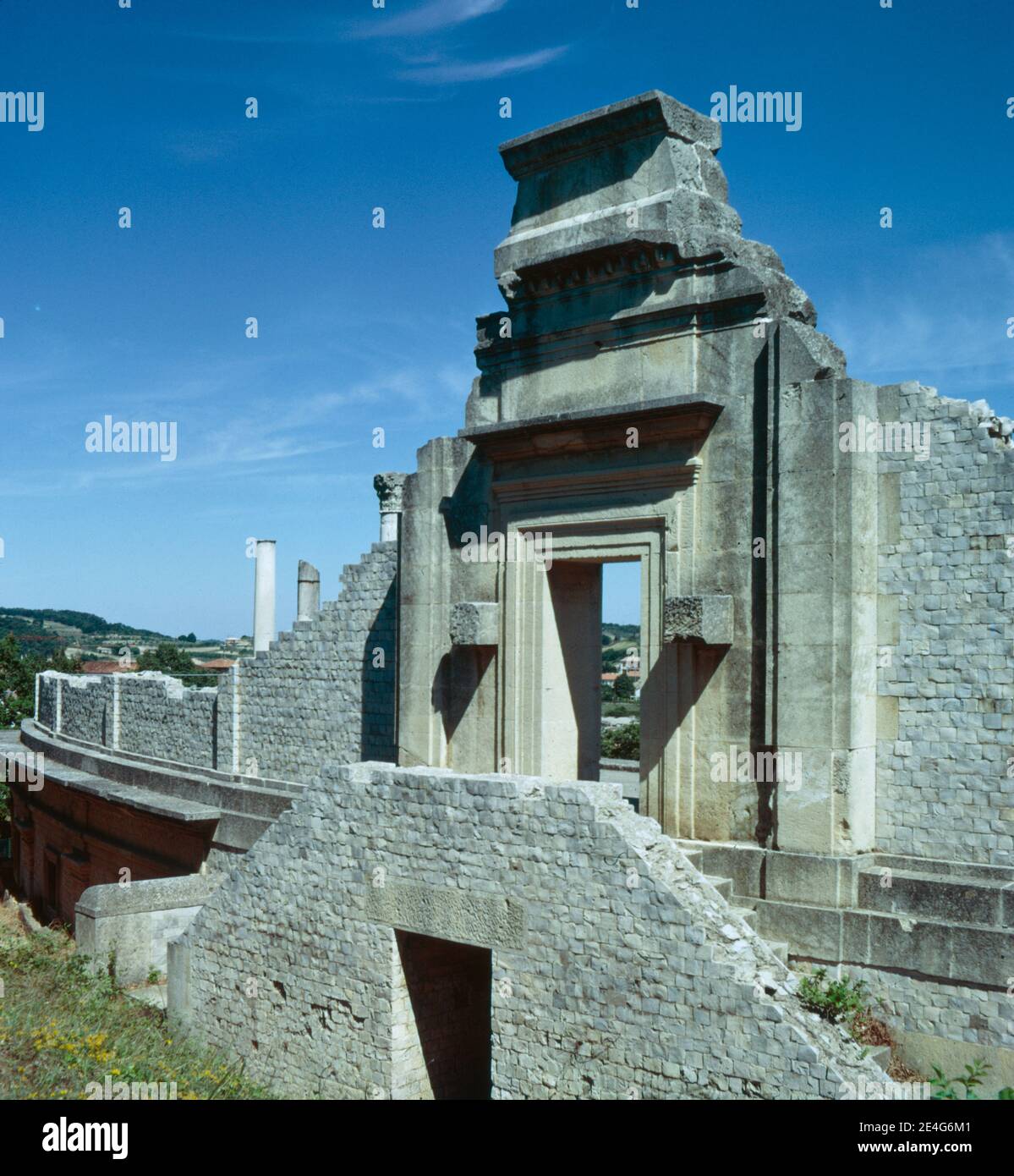 Rovine di insediamento romano a Vaison-la-Romaine, città nella regione Provenza-Alpi-Côte Azzurra, nel sud-est della Francia. Teatro. Scansione di archivio da un vetrino. Giugno 1975. Foto Stock