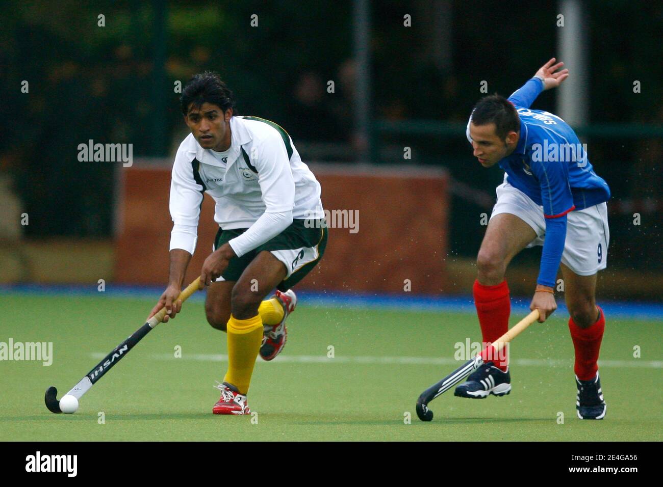 La francese SANCHEZ Olivier combatte per la palla con IL pakistano ANWAR Sajjjjad durante la partita di hockey della Federazione Internazionale di Hockey (FIH), che si qualifica mondiale maschile 2009, tra Francia e Pakistan, a Lille, Francia, il 3 novembre 2009. Foto di Mikael Libert/ABACAPRESS.COM Foto Stock