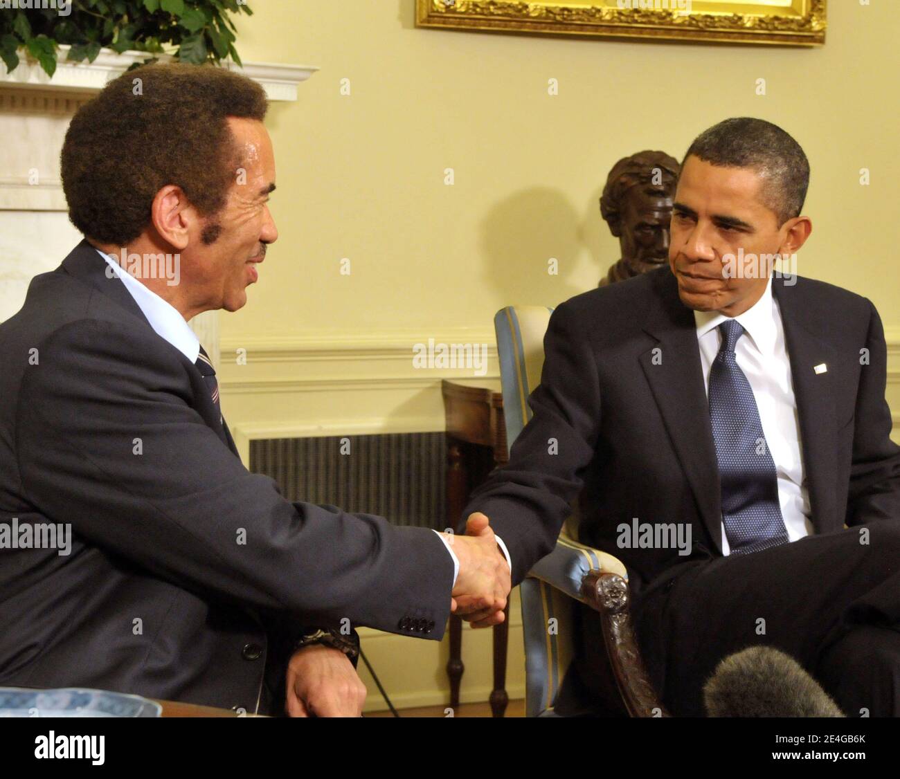 Barack Obama incontra il presidente Ian Khama del Botswana nell'Ufficio ovale della Casa Bianca a Washington, DC il 5 novembre 2009. Foto di Ron Sachs/ABACAPRESS.COM (nella foto : Barack Obama, Ian Khama) Foto Stock