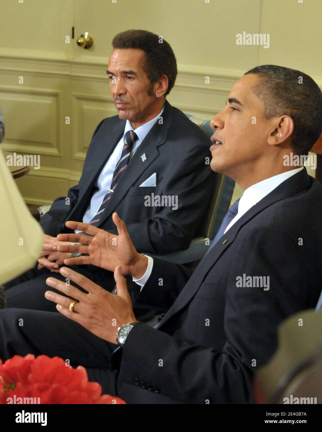 Barack Obama incontra il presidente Ian Khama del Botswana nell'Ufficio ovale della Casa Bianca a Washington, DC il 5 novembre 2009. Foto di Ron Sachs/ABACAPRESS.COM (nella foto : Barack Obama, Ian Khama) Foto Stock