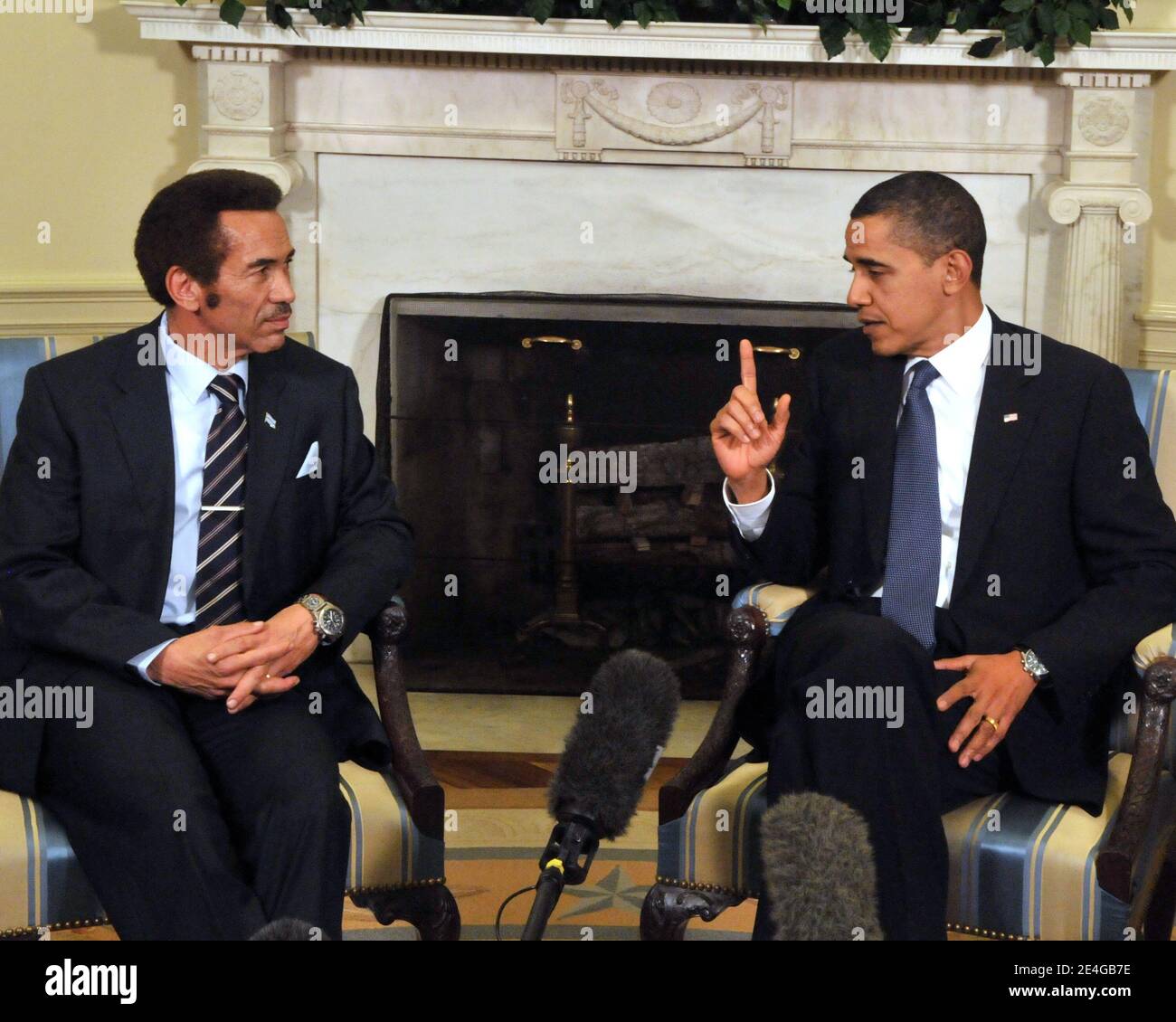 Barack Obama incontra il presidente Ian Khama del Botswana nell'Ufficio ovale della Casa Bianca a Washington, DC il 5 novembre 2009. Foto di Ron Sachs/ABACAPRESS.COM (nella foto : Barack Obama, Ian Khama) Foto Stock