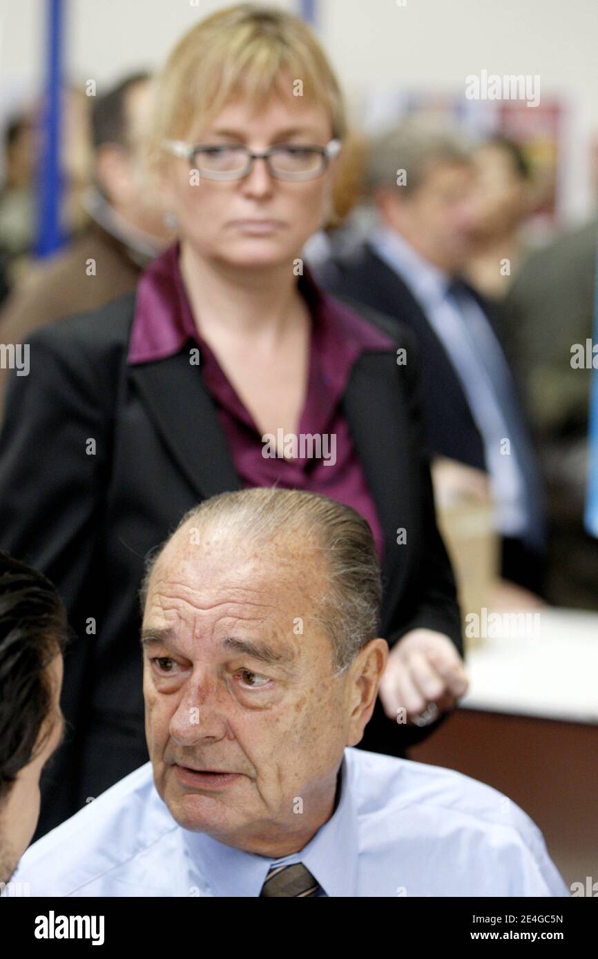 L'ex presidente francese Jacques Chirac affiancato dal suo daugther Claude Chirac firma copie del suo libro alla fiera del libro di Brive-la-Gaillarde, Francia meridionale, il 7 novembre 2009. Jacques Chirac ha rilasciato due anni dopo aver lasciato l'Elysee Palace il primo libro di 500 pagine di un'autobiografia a due volumi sulla sua presidenza di 12 anni. Durante una serie di interviste ai media per promuovere il suo libro, Jacques Chirac negò le accuse di aver dato dei lavori falsi ai suoi alleati politici quando era sindaco di Parigi. Foto di Patrick Bernard/ABACAPRESS.COM Foto Stock