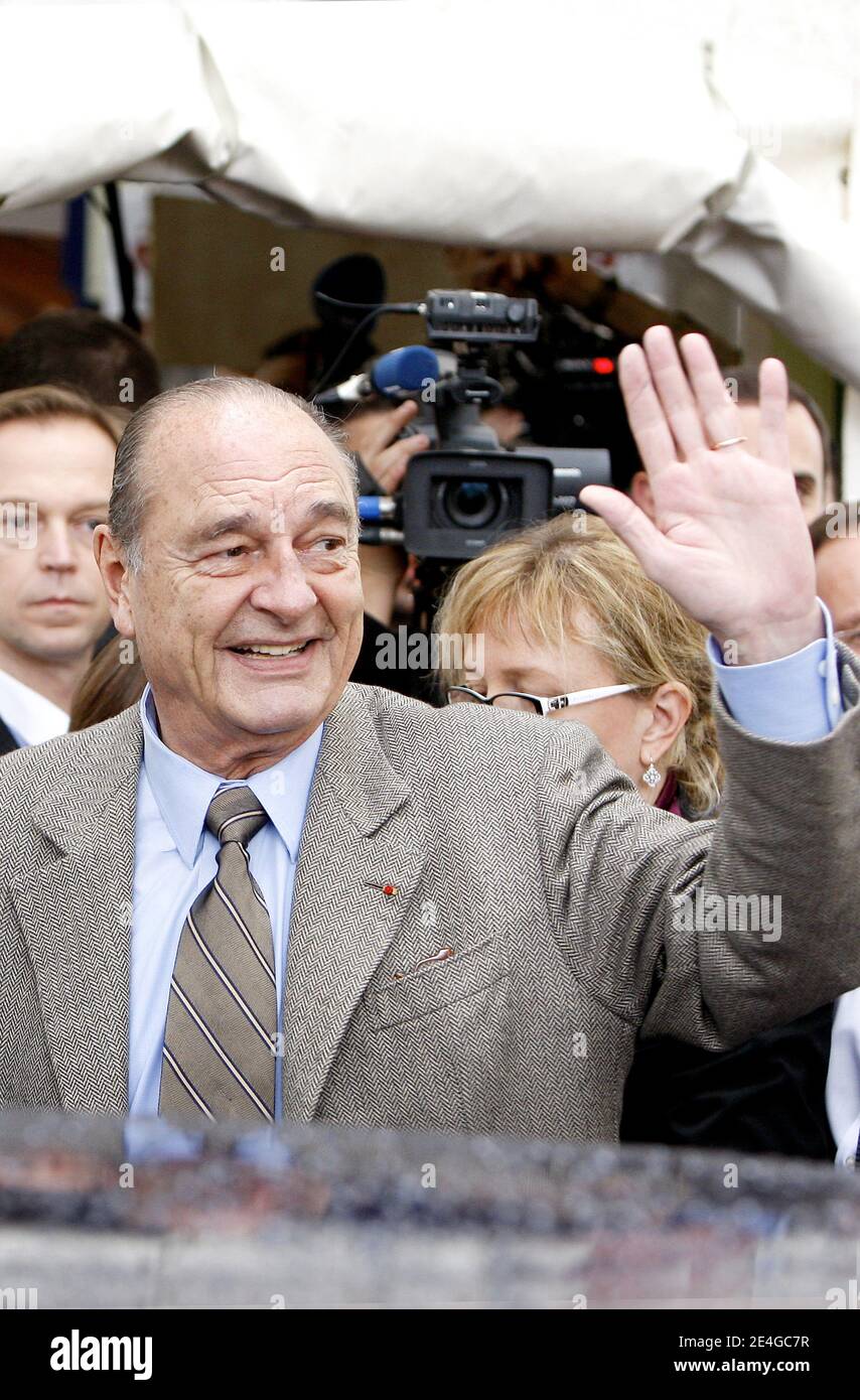 L'ex presidente francese Jacques Chirac lascia la fiera del libro Brive-la-Gaillarde, Francia meridionale, il 7 novembre 2009. Jacques Chirac ha rilasciato due anni dopo aver lasciato l'Elysee Palace il primo libro di 500 pagine di un'autobiografia a due volumi sulla sua presidenza di 12 anni. Durante una serie di interviste ai media per promuovere il suo libro, Jacques Chirac negò le accuse di aver dato dei lavori falsi ai suoi alleati politici quando era sindaco di Parigi. Foto di Patrick Bernard/ABACAPRESS.COM Foto Stock