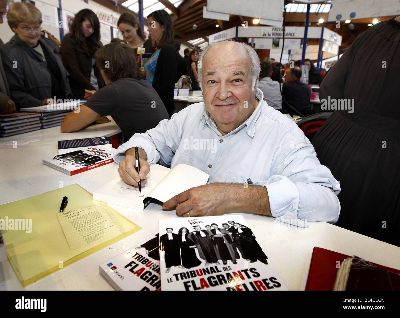 Claude Villers firma copie del suo libro durante la fiera del libro di Brive-la-Gaillarde, Francia meridionale, l'8 novembre 2009. Foto di Patrick Bernard/ABACAPRESS.COM Foto Stock