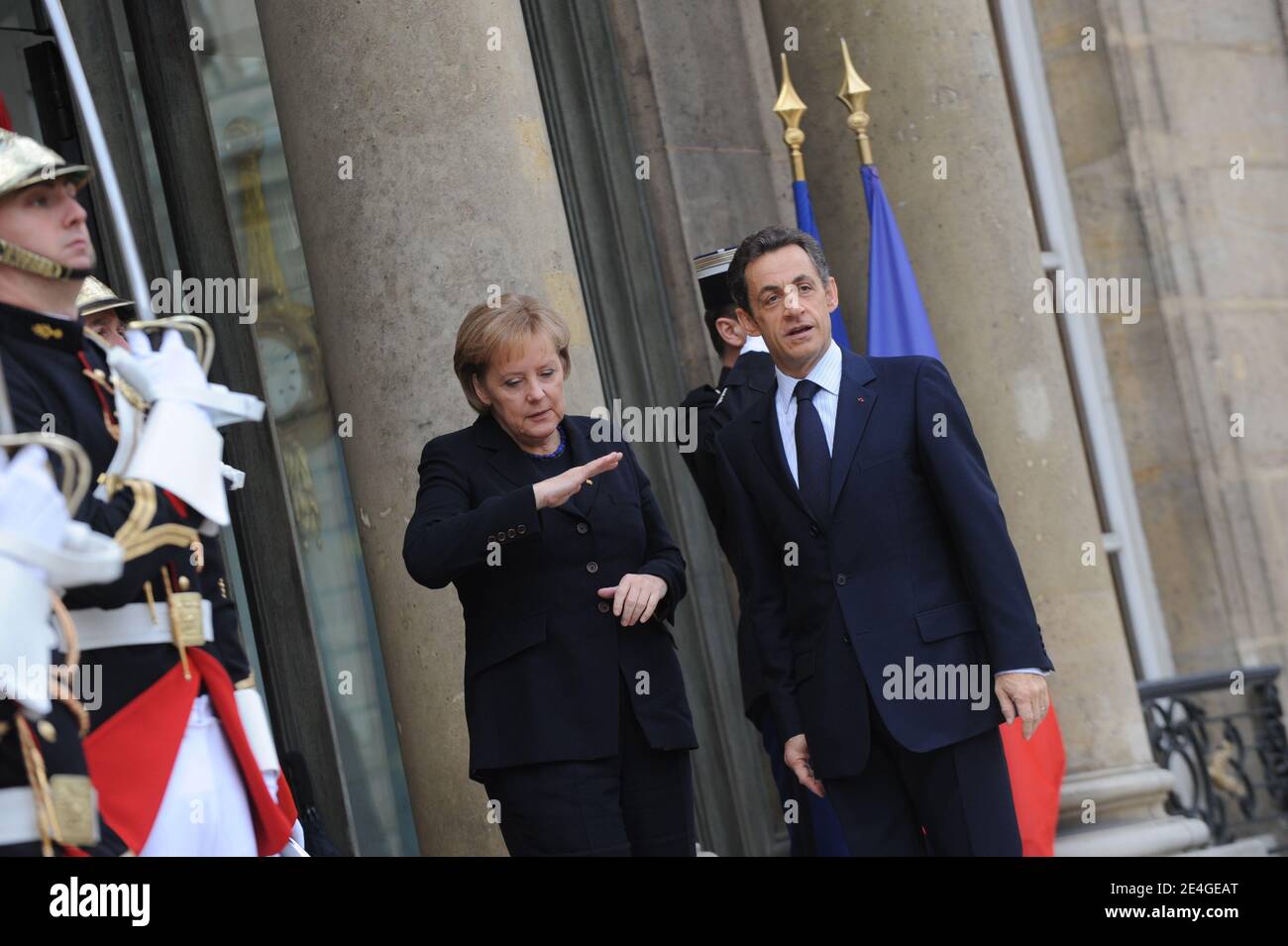 Il presidente francese Nicolas Sarkozy (R) dà il benvenuto alla cancelliera tedesca Angela Merkel (L) che arriva al Palazzo Elysee per partecipare alla cerimonia del giorno dell'Armistizio, che si celebra 91 anni dopo la fine della prima guerra mondiale a Parigi, in Francia, il 11 novembre 2009. Foto di Mousse/ABACAPRESS.COM Foto Stock