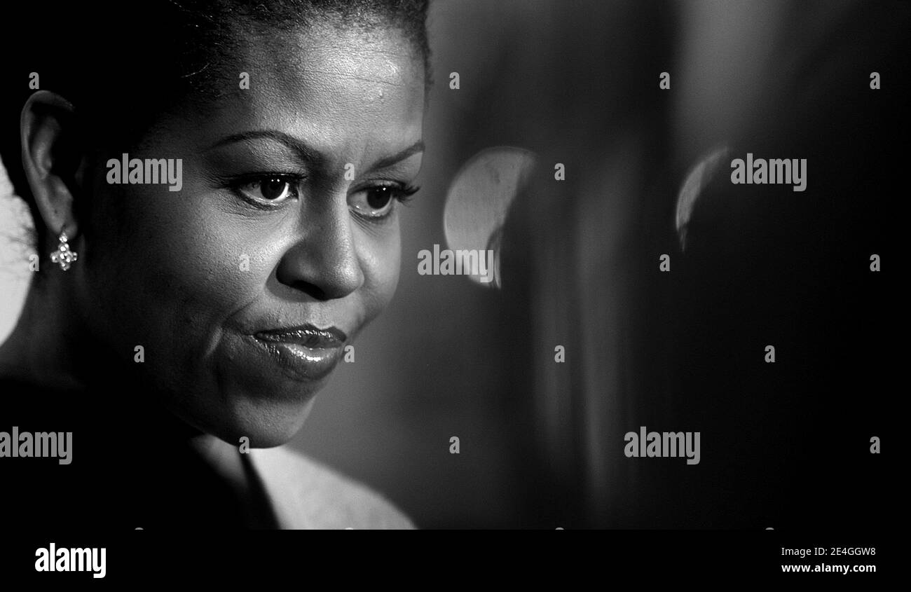 LA prima signora AMERICANA Michelle Obama attende di esprimere commenti in occasione di un evento sulle difficoltà che le donne anziane devono affrontare nel mercato dell'assicurazione sanitaria nella stanza orientale della Casa Bianca a Washington, DC, USA il 13 novembre 2009. Foto di Olivier Douliery/ABACAPRESS.COM Foto Stock