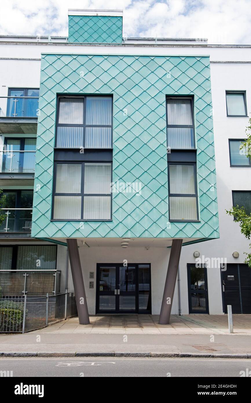 Ingresso al blocco di appartamenti o appartamenti con patina architettonica turchese rivestimento in rame, Drayton Park Highbury London Borough of Islington N5 Foto Stock