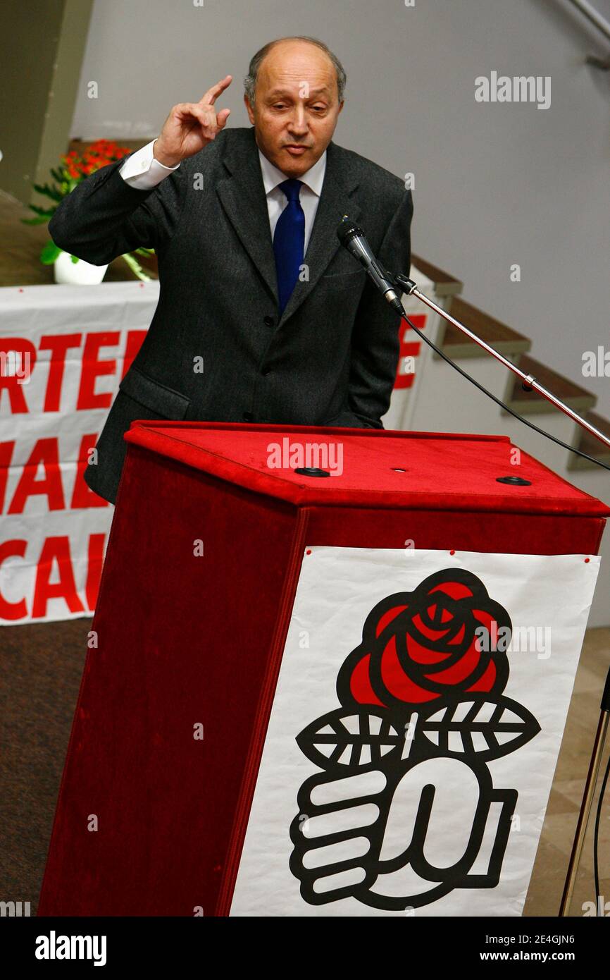 L'ancien Premier Ministre Socialiste, Laurent Fabius, participe a l'assemblee de la Federation des Elus Socialistes et Republicains du Pas-de-Calais (FDESR 62) a Lens, nord de la France, le 15 novembre 2009. Foto di Mikael Libert/ABACAPRESS.COM Foto Stock