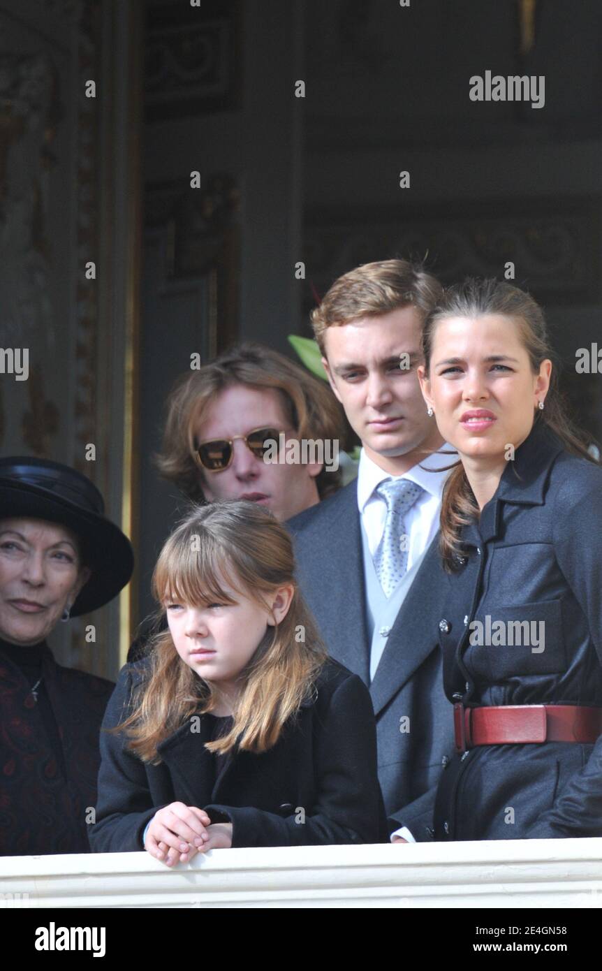 Pierre, Andrea, Charlotte Casiraghi, la Principessa Alexandra di Hannover ed Elizabeth-Ann De Massy partecipano, dal balcone del Palazzo, alla cerimonia di rilascio standard e alla parata militare sulla piazza del palazzo a Monaco, nell'ambito delle cerimonie del giorno della Nazionale a Monaco il 19 novembre 2009. Foto di Nebinger-Orban/ABACAPRESS.COM Foto Stock