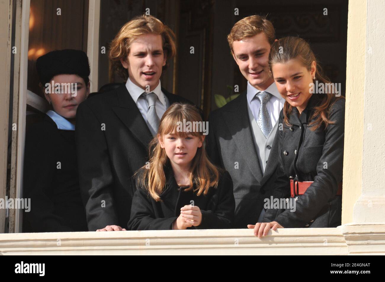 Melanie-Antoinette De Massy, Andrea, Pierre, Charlotte Casiraghi e Alexandra de Hannover partecipano, dal balcone del Palazzo, alla cerimonia di rilascio standard e alla parata militare sulla piazza del palazzo di Monaco, nell'ambito delle cerimonie del giorno della Nazionale a Monaco il 19 novembre 2009. Foto di Nebinger-Orban/ABACAPRESS.COM Foto Stock