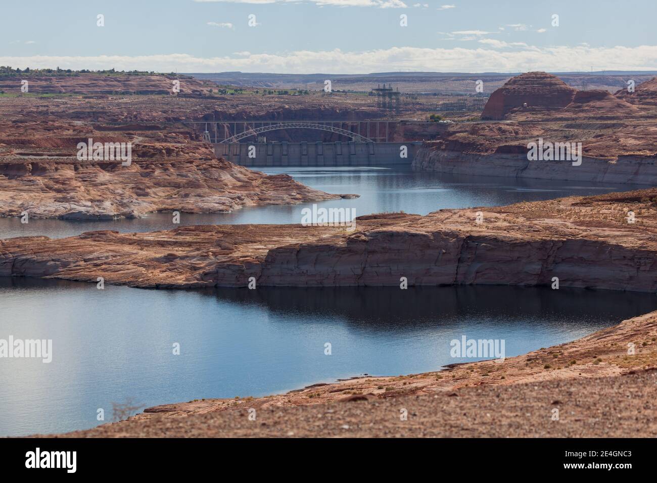 La diga di Glen Canyon che tiene indietro le acque del lago Powell in una giornata di sole vicino a Page, Arizona. Foto Stock