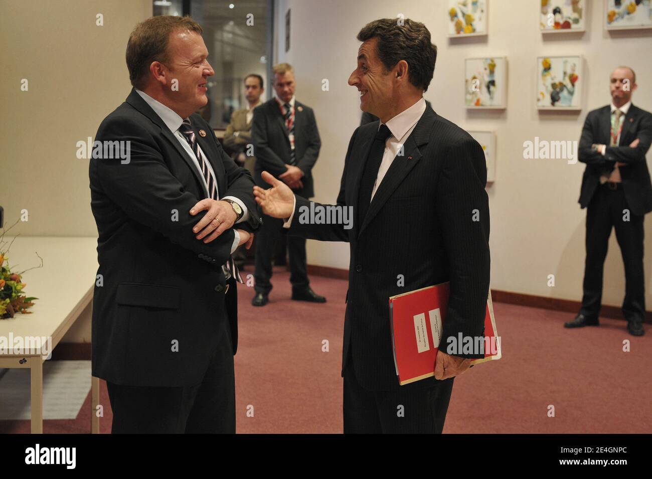 Il presidente francese Nicolas Sarkozy parla del primo ministro danese Lars Loekke Rasmussen durante il vertice dell'Unione europea tenutosi presso la sede centrale dell'UE a Bruxelles, in Belgio, il 19 novembre 2009. Foto di Elodie Gregoire/ABACAPRESS.COM Foto Stock