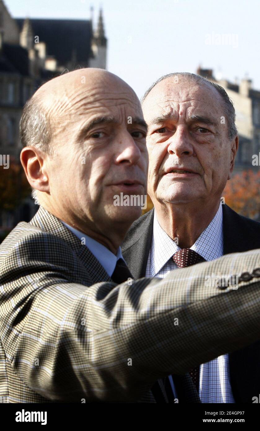 L'ex presidente francese Jacques Chirac e il suo ex primo ministro e il sindaco di Bordeaux Alain Juppe camminano per le strade di Bordeaux, nella Francia sud-occidentale, dopo un pranzo il 20 novembre 2009.Foto di Patrick Bernard/ABACAPRESS.COM Foto Stock