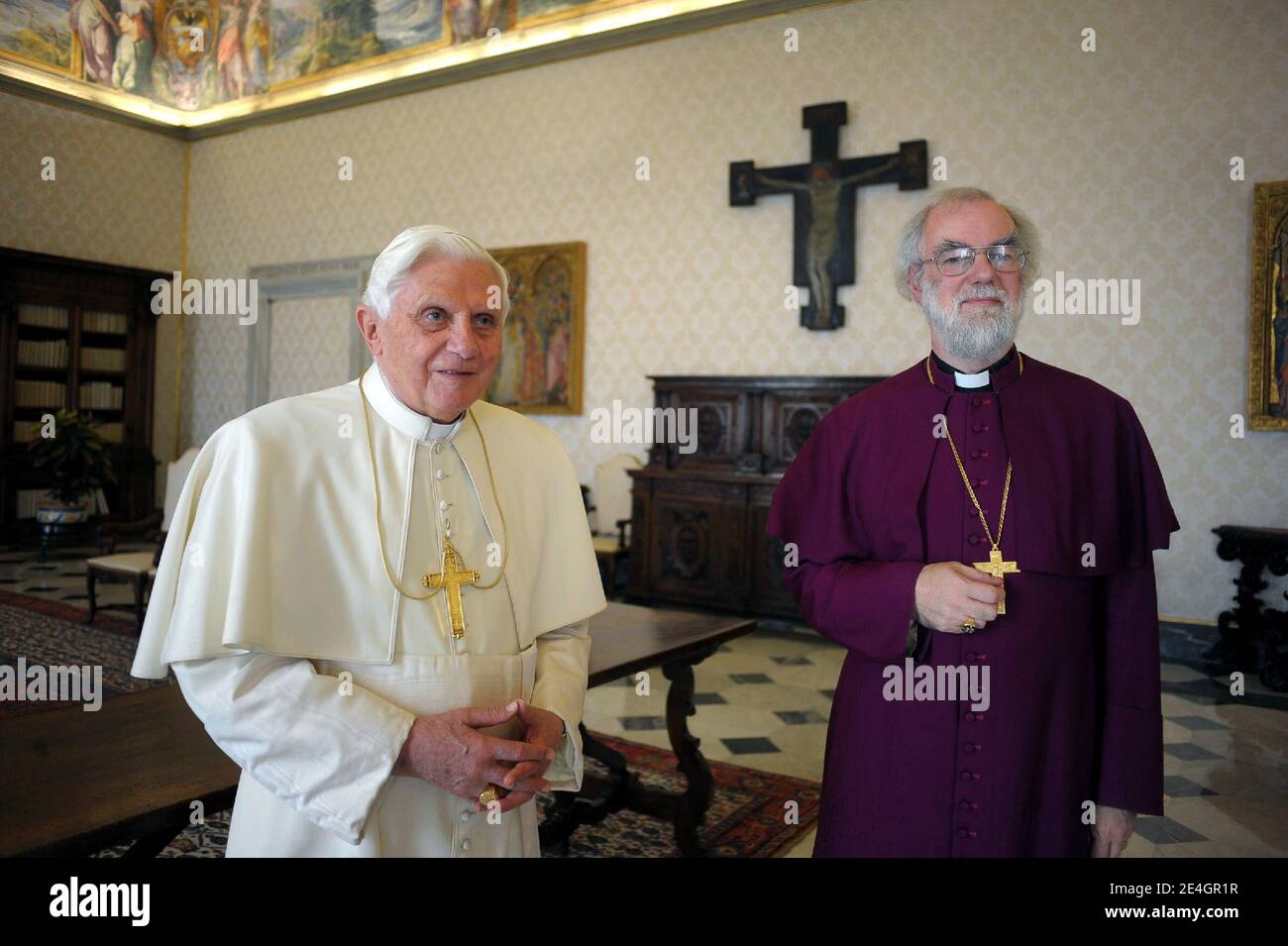 Papa Benedetto XVI incontra il suo omologo anglicano, Arcivescovo di Canterbury Rowan Williams, in Vaticano il 21,2009 novembre. Hanno avuto ' discussioni cordiali' tra le tensioni tra le due chiese. L'incontro strettamente privato è venuto appena due settimane dopo il Vaticano ha reso più facile agli anglicani scontenti di convertirsi al cattolicesimo. Foto di ABACAPRESS.COM Foto Stock