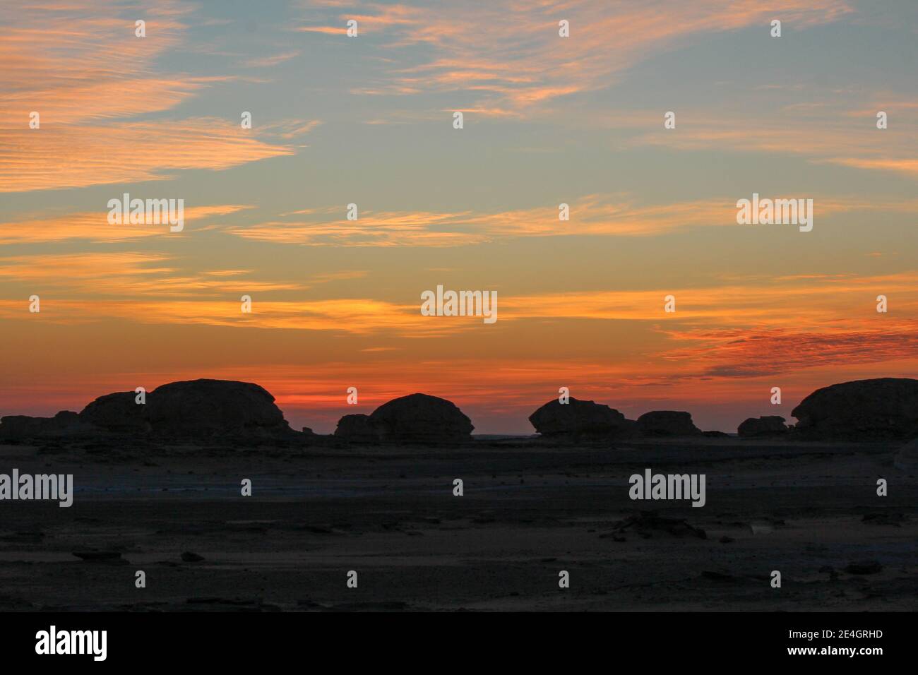 Il sole sorge nel deserto libico, scoprendo bizzarre formazioni calcaree, vicino a Farafra in Egitto Foto Stock