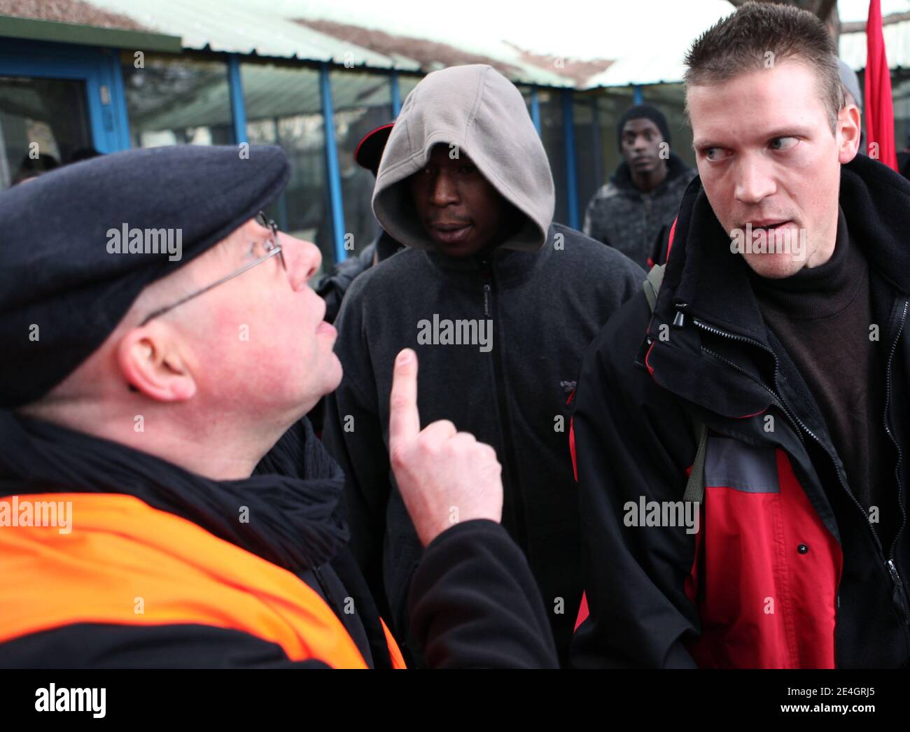 'Kleber leader du mouvement ARS-Combat s'expique avec le responsable de l'UD CFDT durant le Comite d'entreprise extraordinaire a la societe alternative Post a Vaulx en Velin, banlieue lyonnaise, Francia, le 24 Novembre 2009. Creee fin 2006, la societe alternative Post distribution du courrier ''leger'' est en cessation de paiement depuis le 10 novembre 2009 et les 368 employes francais, dont 80 a Vaulx-en-Velin et Lyon craignent la mise en liquidation de lÍentreprise. Les syndicats sont representes par la CFDT et ARS-Combat (Extreme gauche= alternative Revolutionnaire Socialiste) se sont rassem Foto Stock