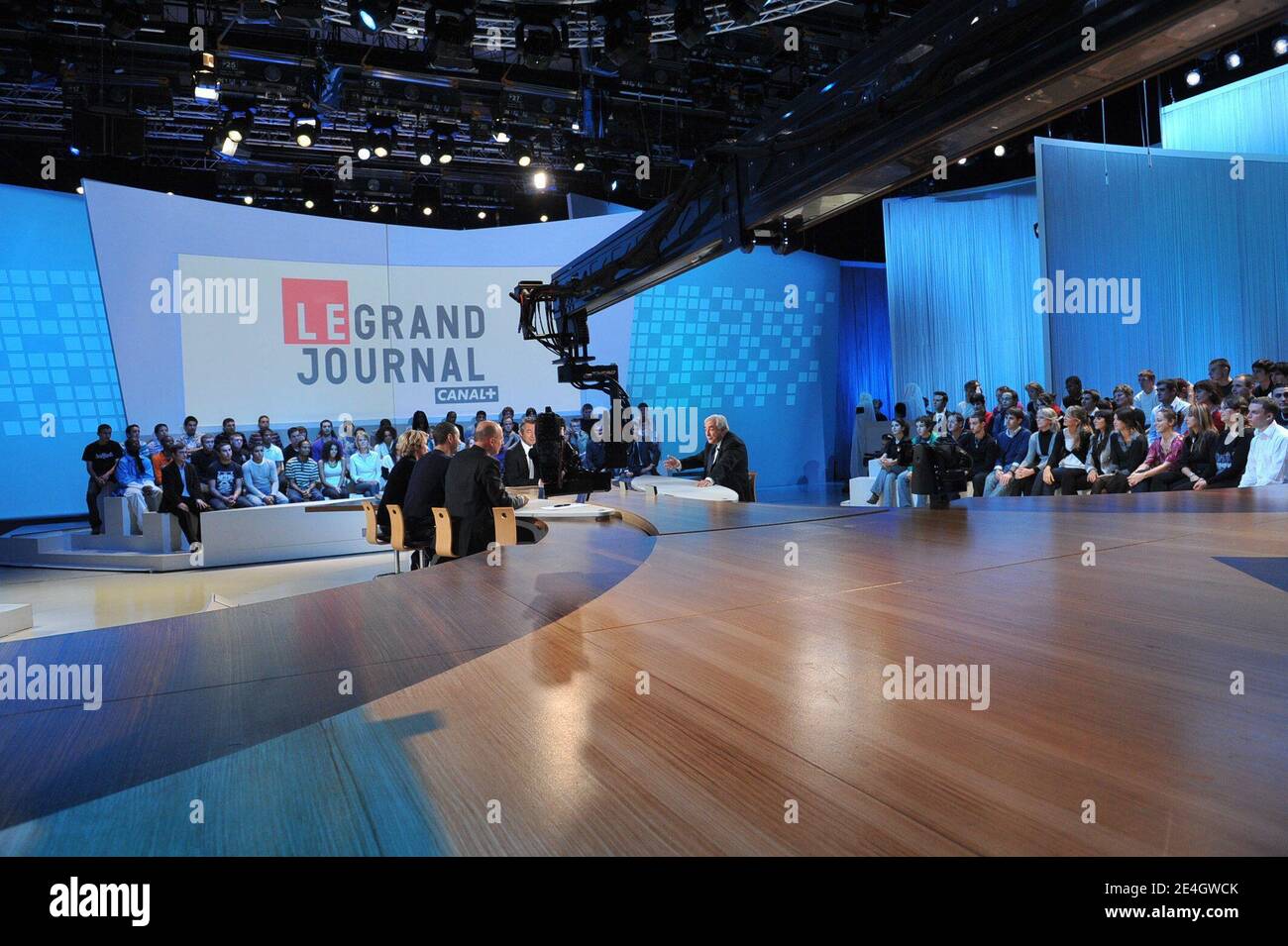 Il direttore generale del Fondo monetario internazionale (FMI) Dominique Strauss-Kahn pone durante la registrazione del programma di notizie ''le Grand journal'' sul canale Canal + TV a Parigi il 25 novembre 2009. Foto di Mousse/ABACAPRESS.COM' Foto Stock