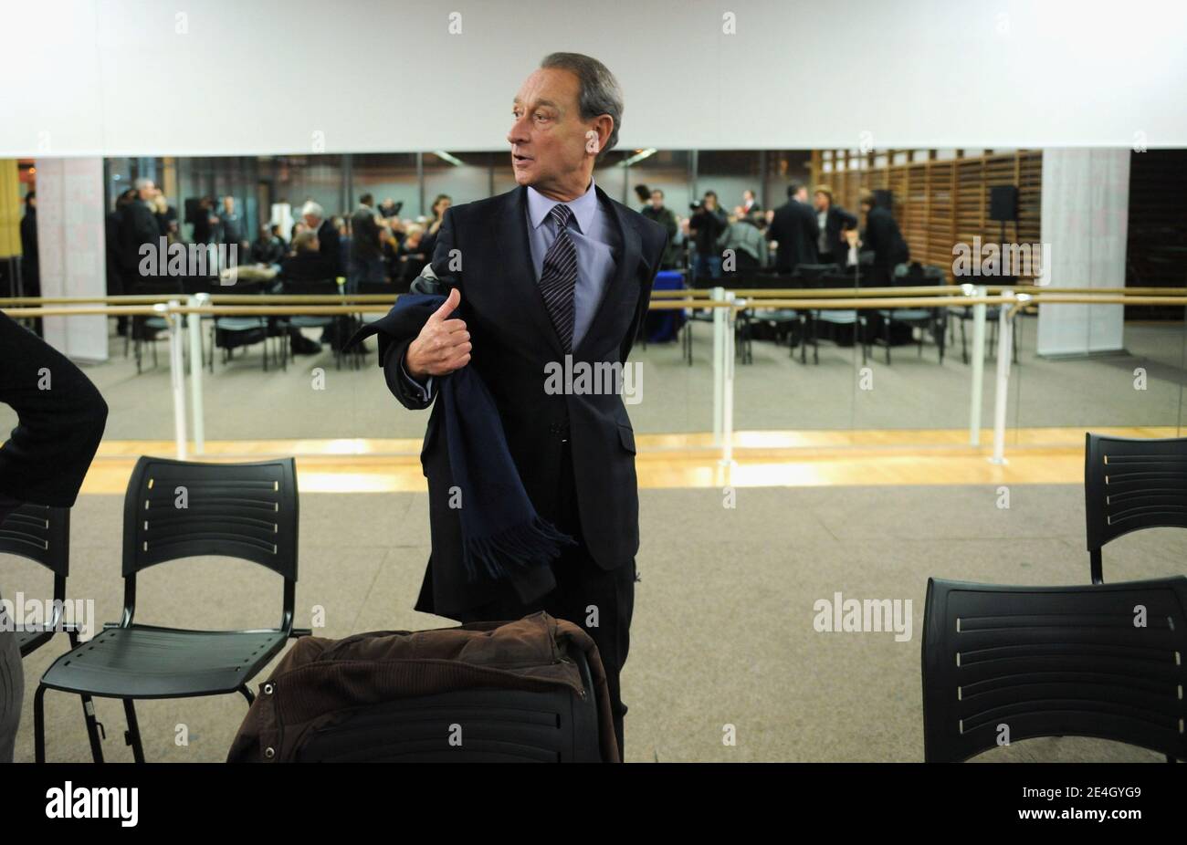 Le Maire de Paris Bertrand Delanoe assiste avec les habitants du VIIe circondario au compte-rendu de mandat dans le VIIe circondario au Gymnase des Invalides a Paris, Francia le 30 novembre 2009. Foto Mousse/ABACAPRESS.COM Foto Stock