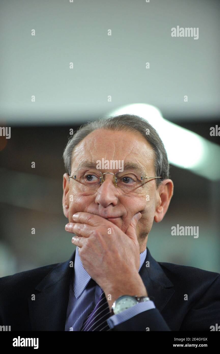 Le Maire de Paris Bertrand Delanoe assiste avec les habitants du VIIe circondario au compte-rendu de mandat dans le VIIe circondario au Gymnase des Invalides a Paris, Francia le 30 novembre 2009. Foto Mousse/ABACAPRESS.COM Foto Stock