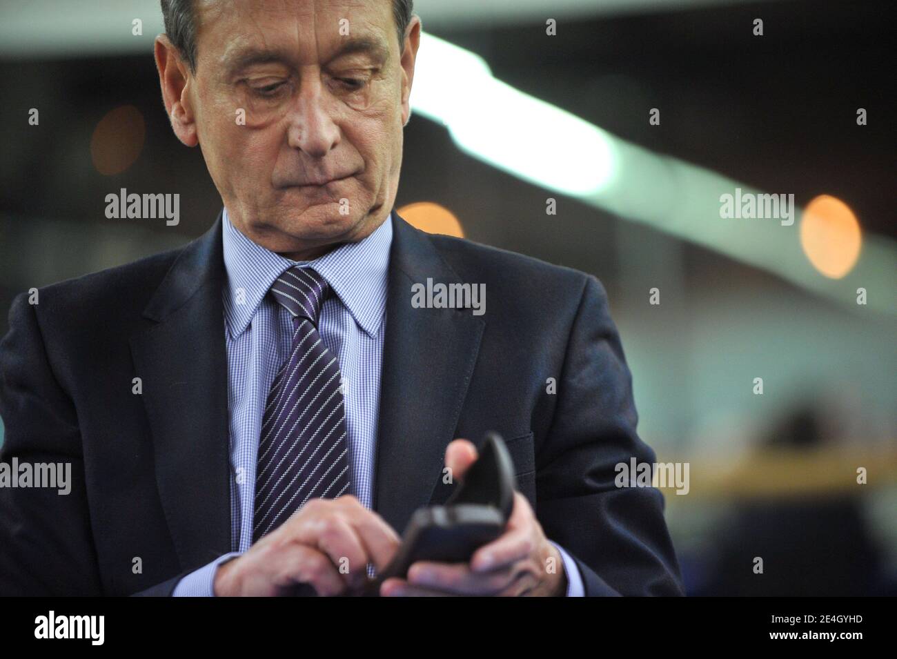 Le Maire de Paris Bertrand Delanoe assiste avec les habitants du VIIe circondario au compte-rendu de mandat dans le VIIe circondario au Gymnase des Invalides a Paris, Francia le 30 novembre 2009. Foto Mousse/ABACAPRESS.COM Foto Stock